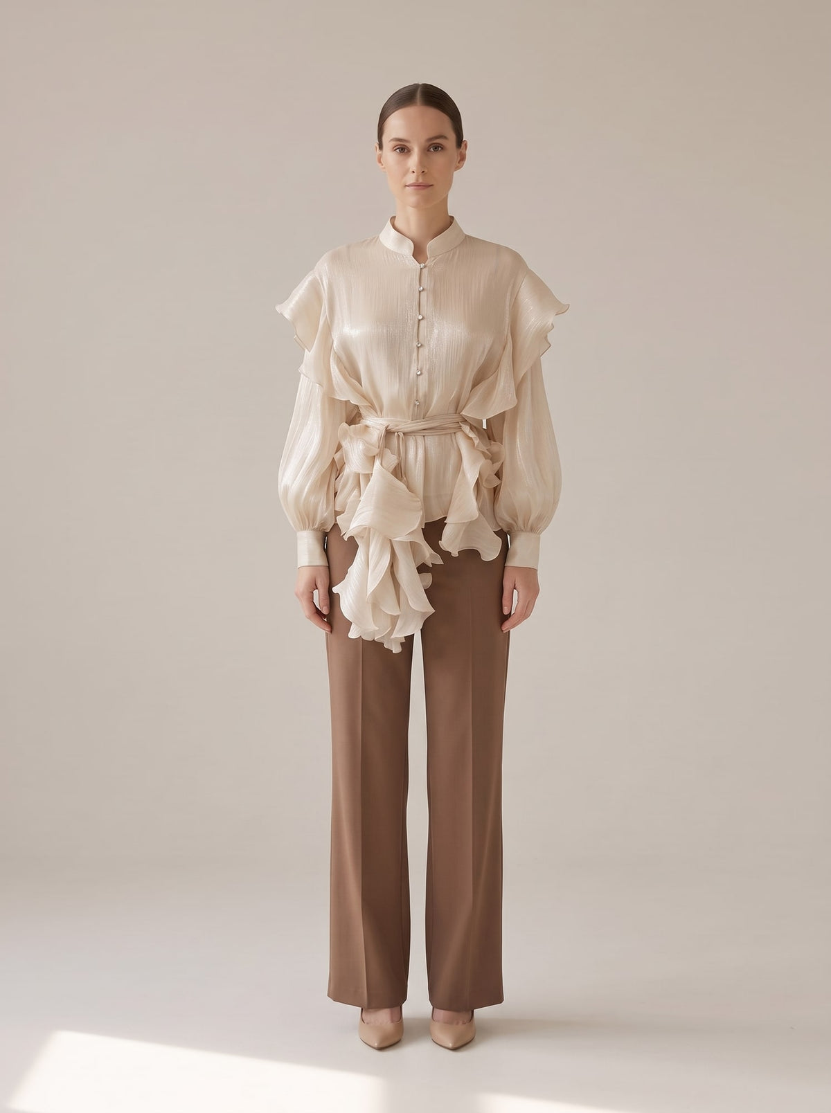 CAMICIA SEMITRASPARENTE CON ROUCHES Beige - indossato - IRONICA