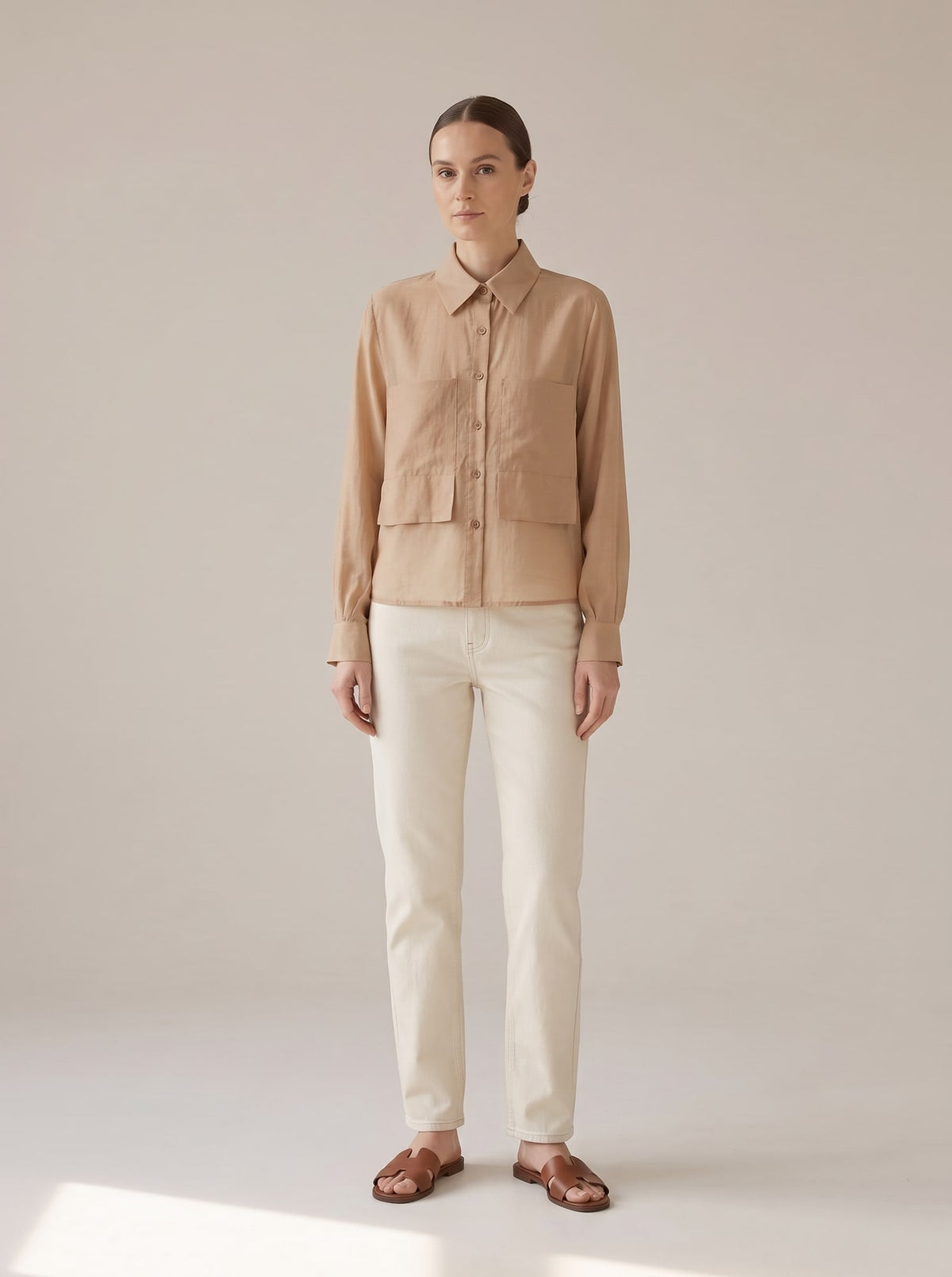 CAMICIA SEMITRASPARENTE CON TASCHE Camel - indossato - IRONICA