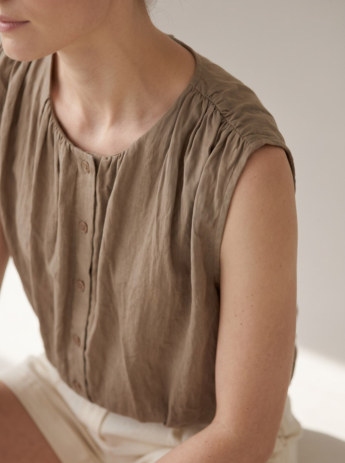 CAMICIA SENZA MANICHE EFFETTO PALLONCINO Fango - dettaglio - IRONICA