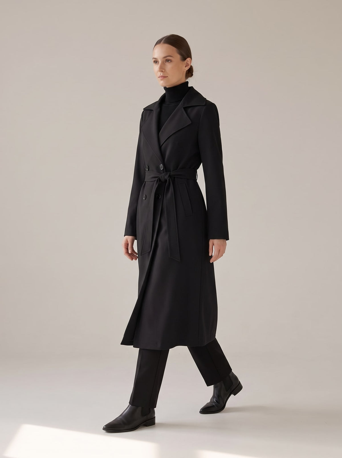 CAPPOTTO DOPPIOPETTO CON CINTURA Nero - in movimento - IRONICA