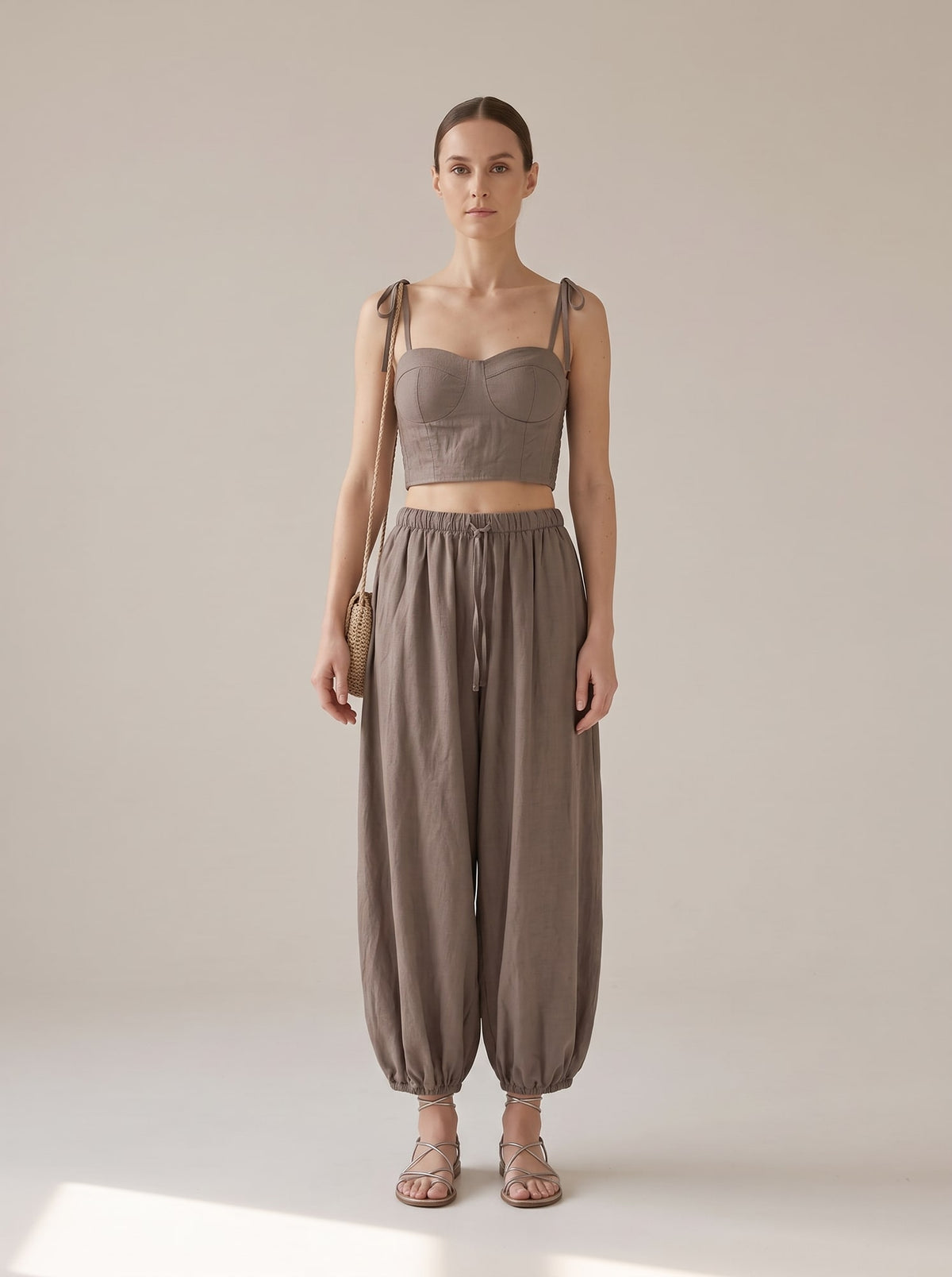 COORDINATO CROP TOP E PANTALONI HAREM Fango - indossato - IRONICA