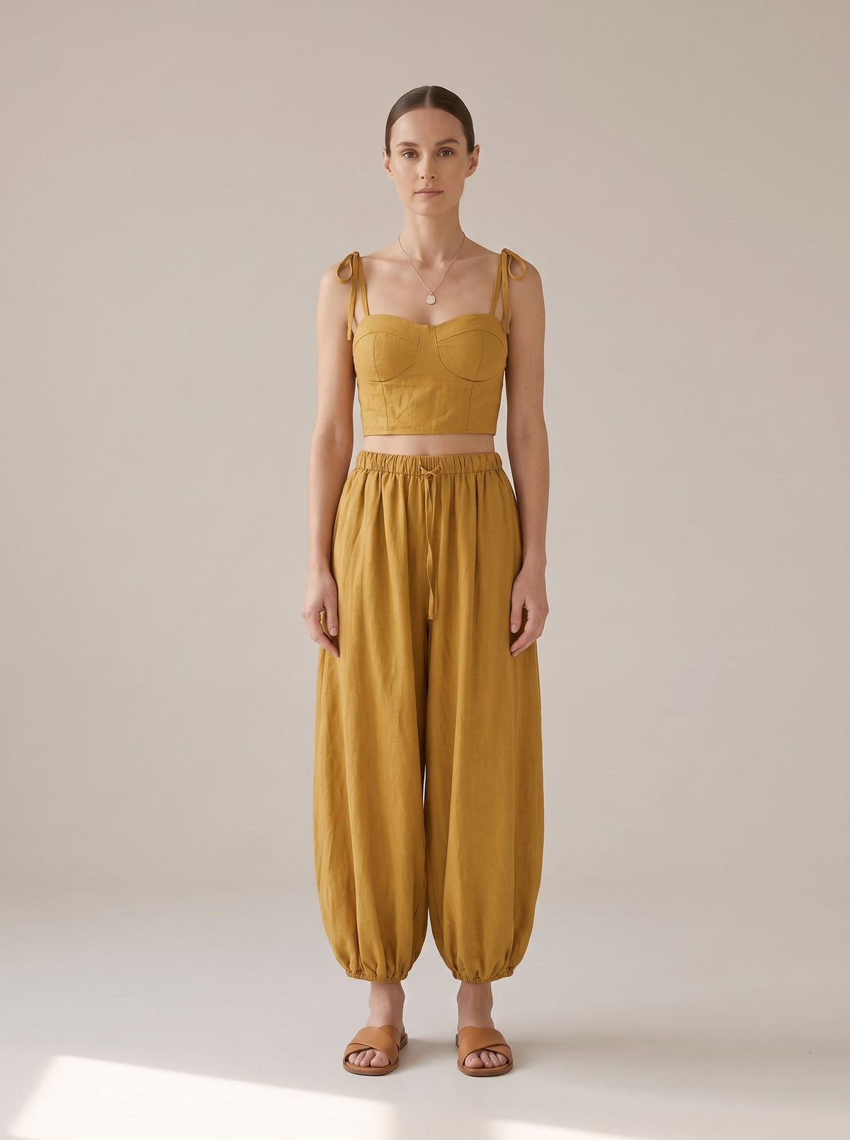 COORDINATO CROP TOP E PANTALONI HAREM Ocra - indossato - IRONICA