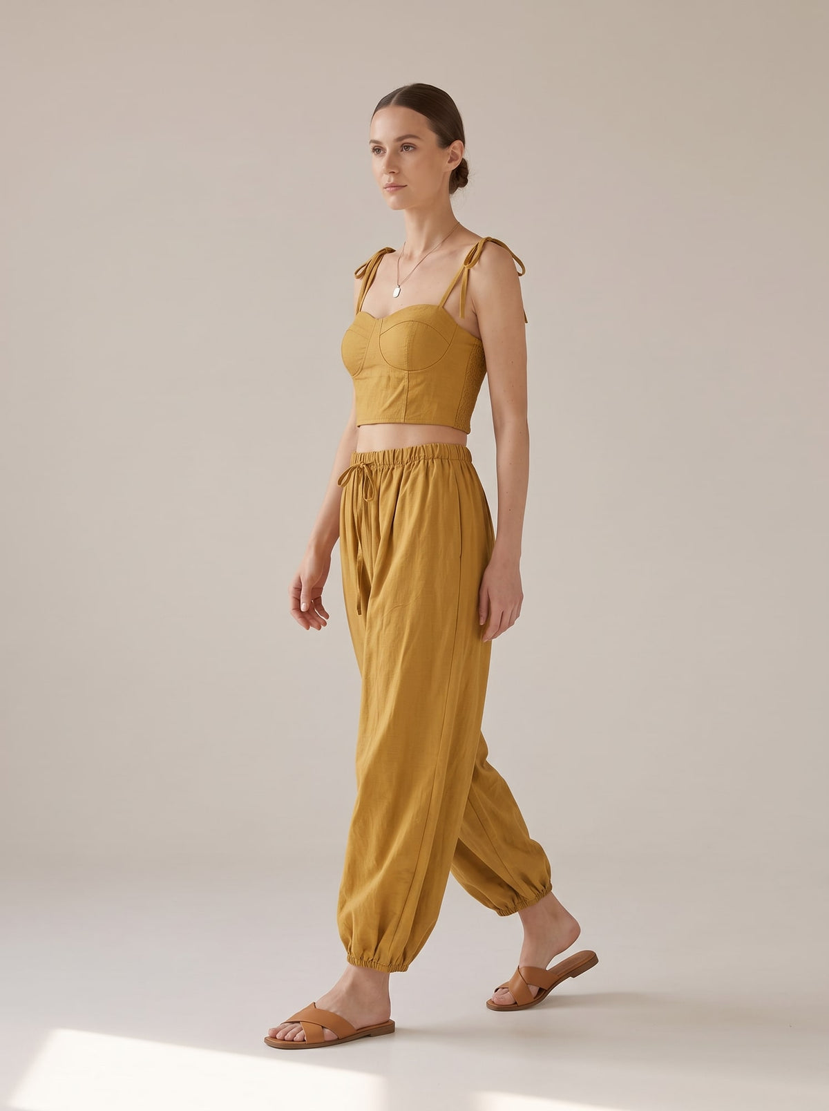 COORDINATO CROP TOP E PANTALONI HAREM Ocra - in movimento - IRONICA