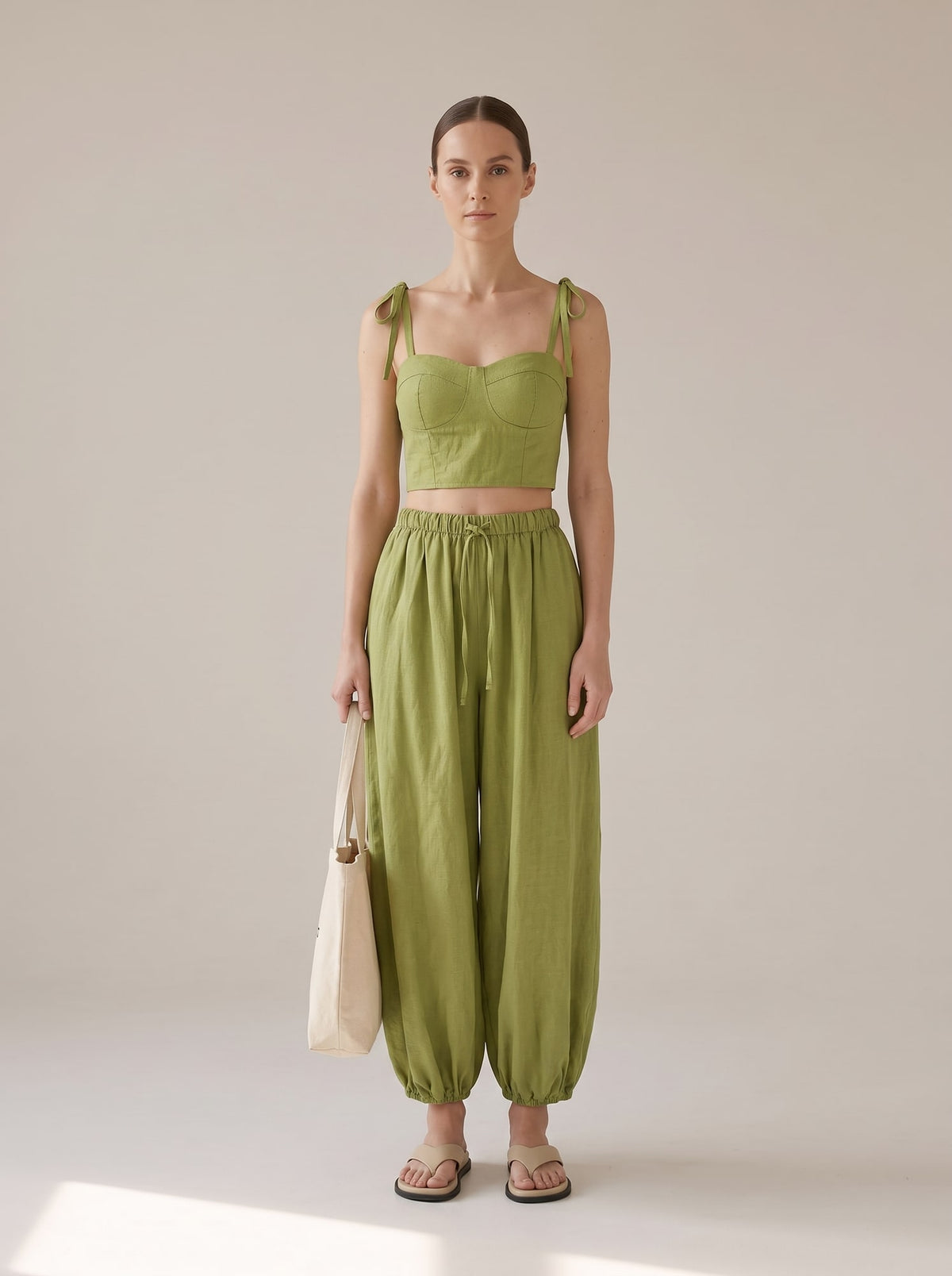 COORDINATO CROP TOP E PANTALONI HAREM Pistacchio - indossato - IRONICA