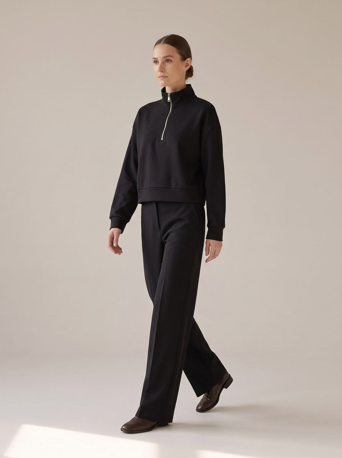 FELPA CROP CON CERNIERA Nero - in movimento - IRONICA