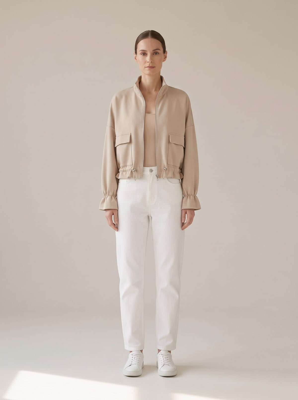 FELPA CROPPED CON TASCHE CARGO Beige - indossato - IRONICA