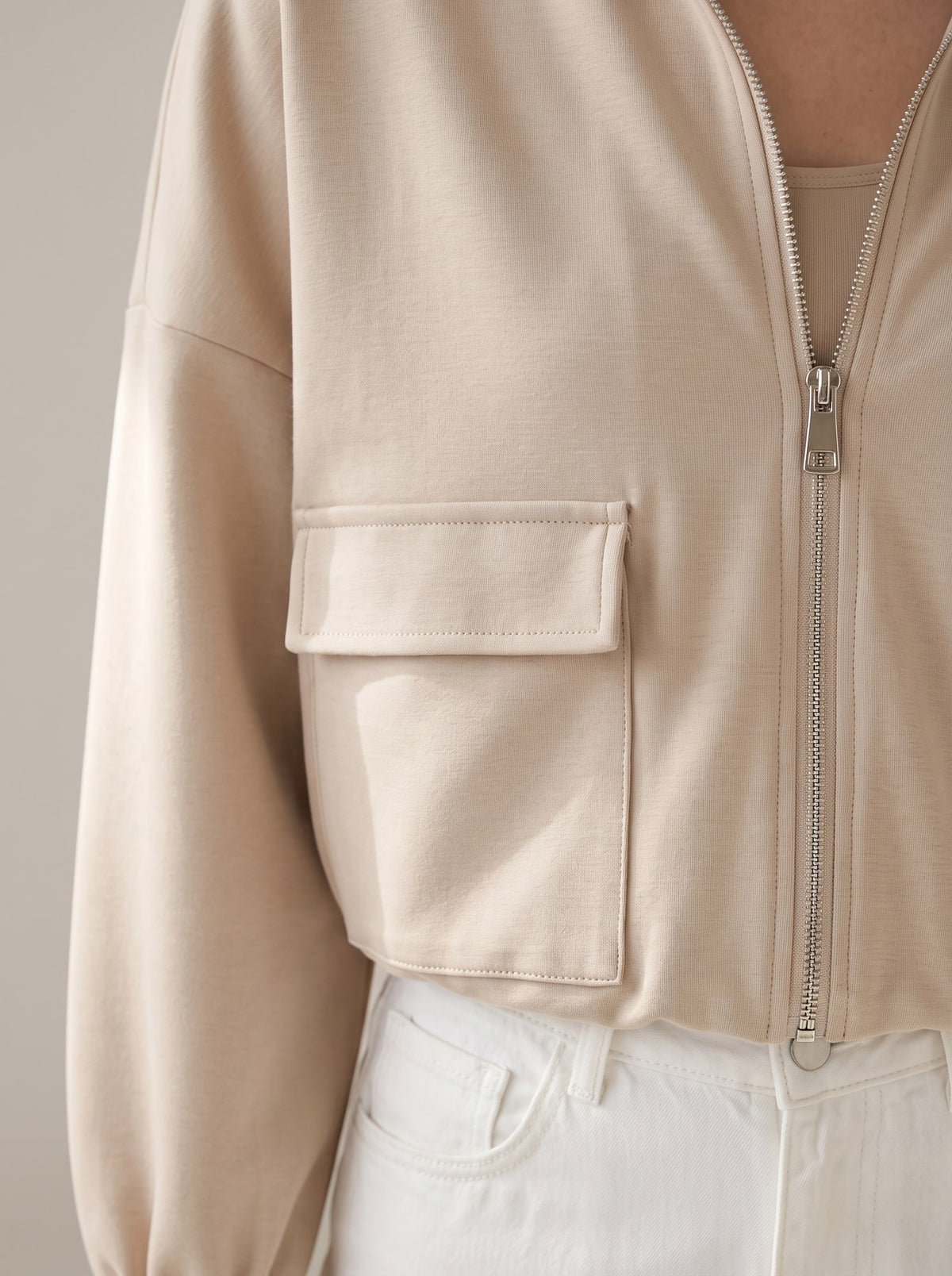 FELPA CROPPED CON TASCHE CARGO Beige - dettaglio - IRONICA
