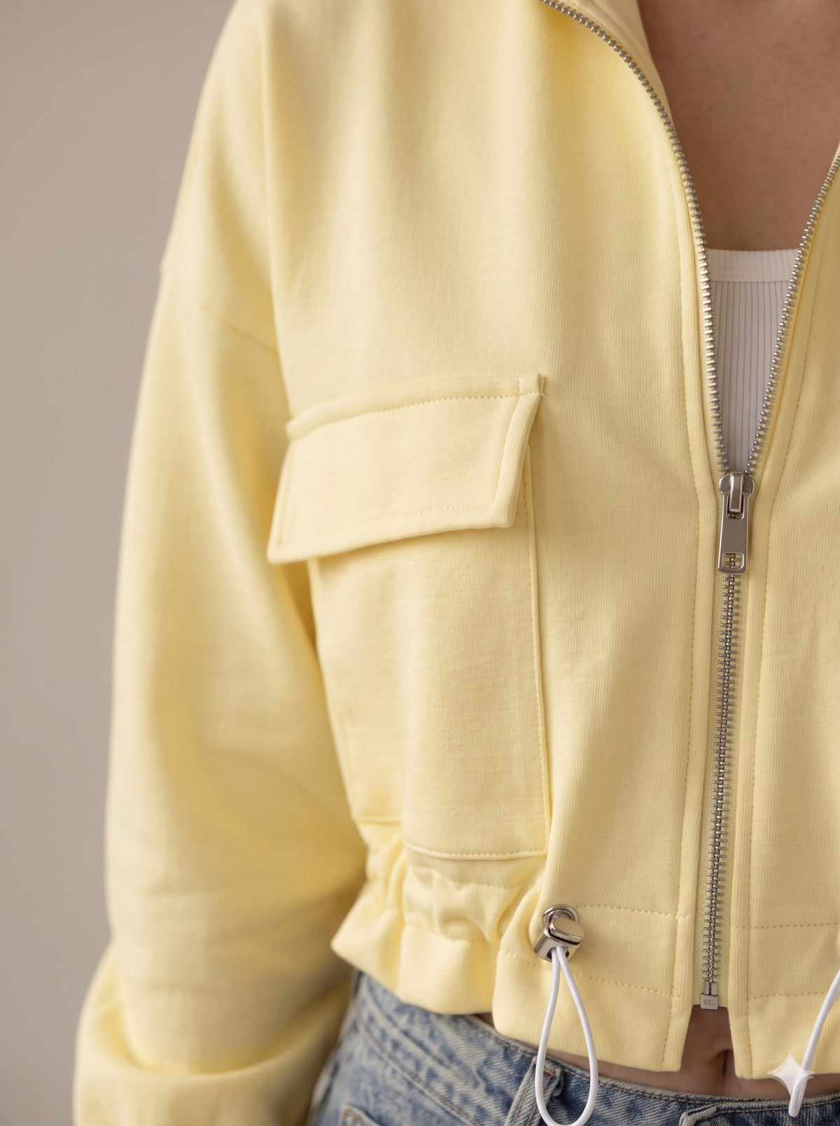 FELPA CROPPED CON TASCHE CARGO Giallo - dettaglio - IRONICA