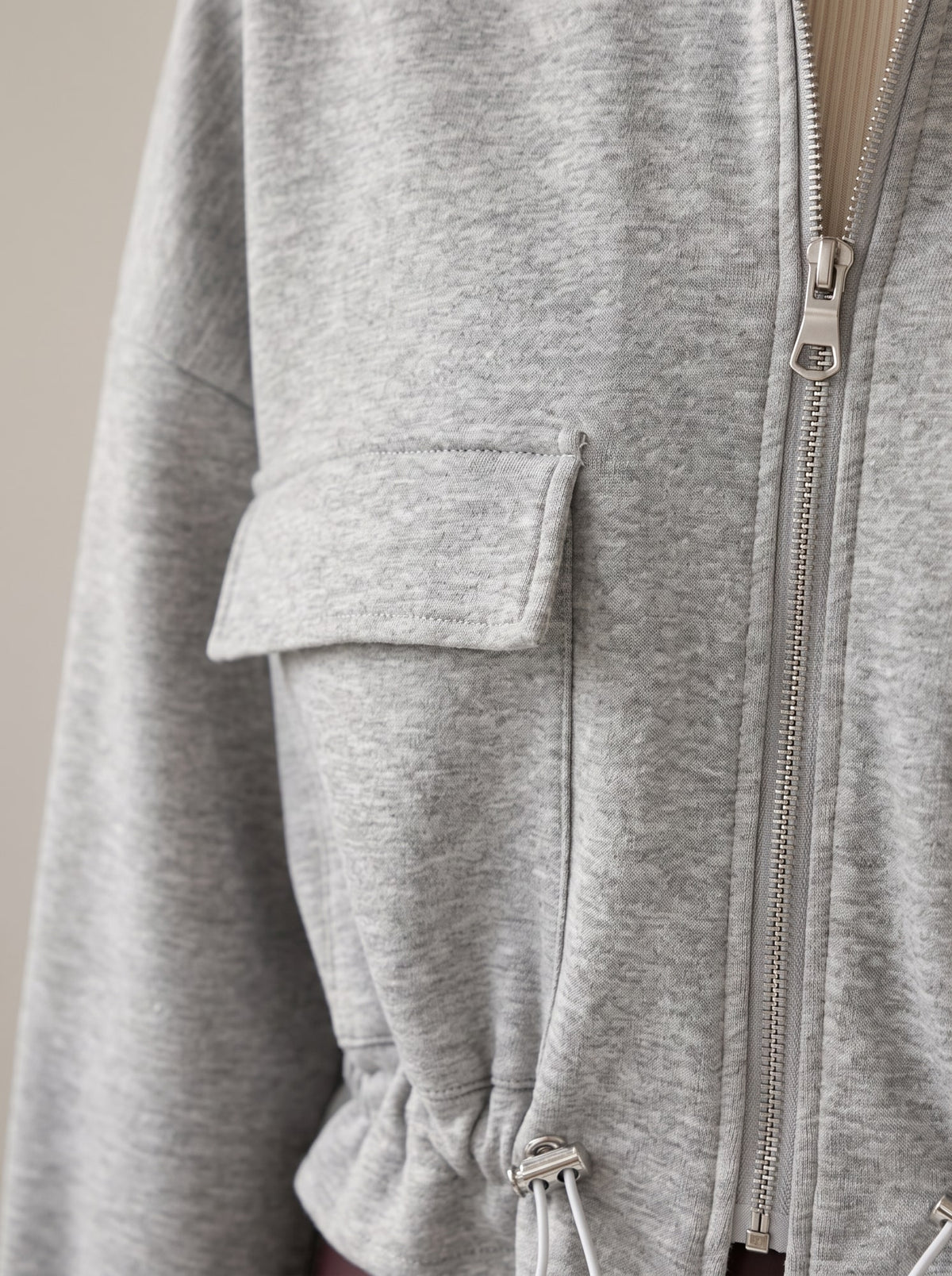 FELPA CROPPED CON TASCHE CARGO Grigio - dettaglio - IRONICA