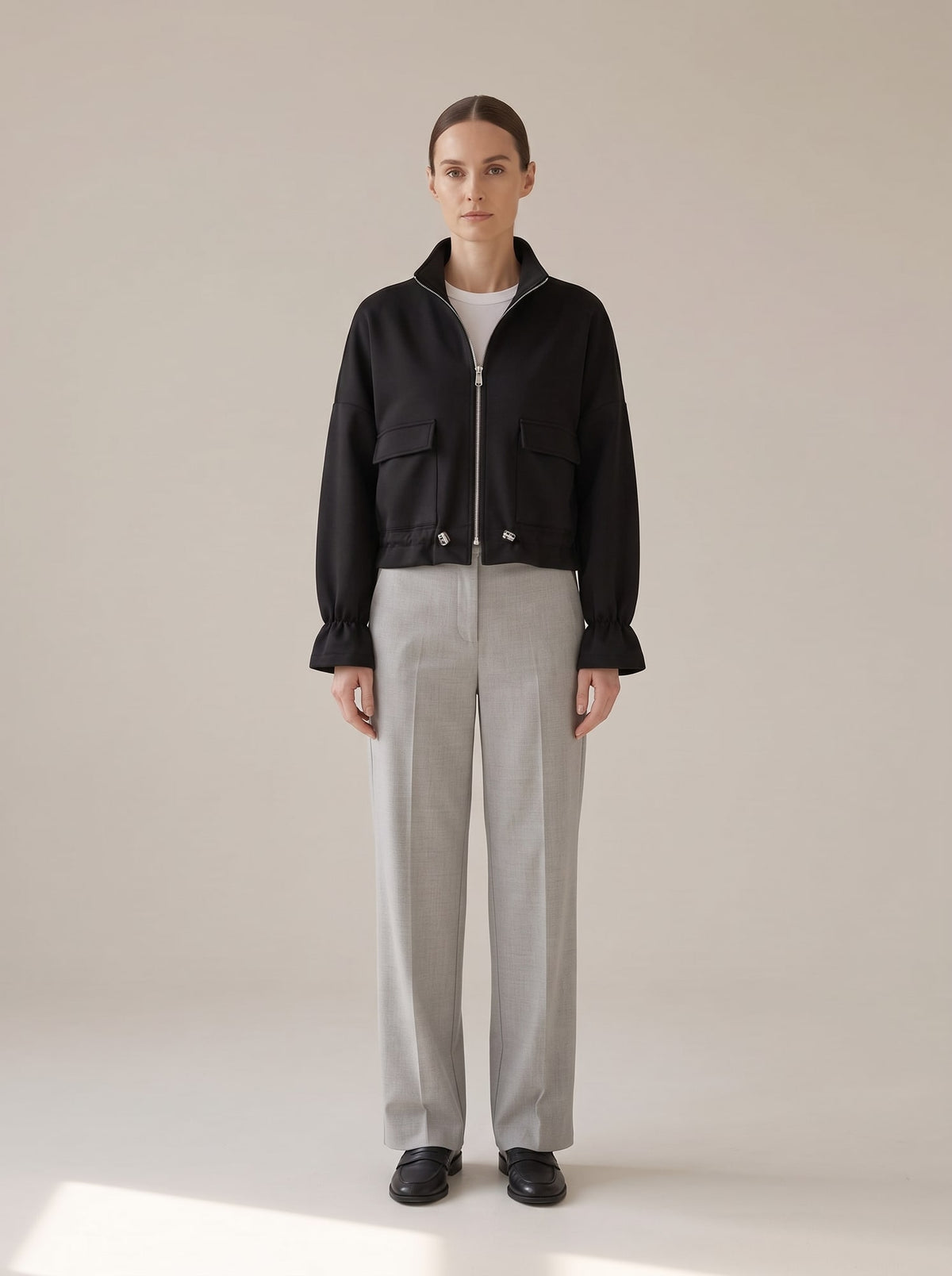 FELPA CROPPED CON TASCHE CARGO Nero - indossato - IRONICA