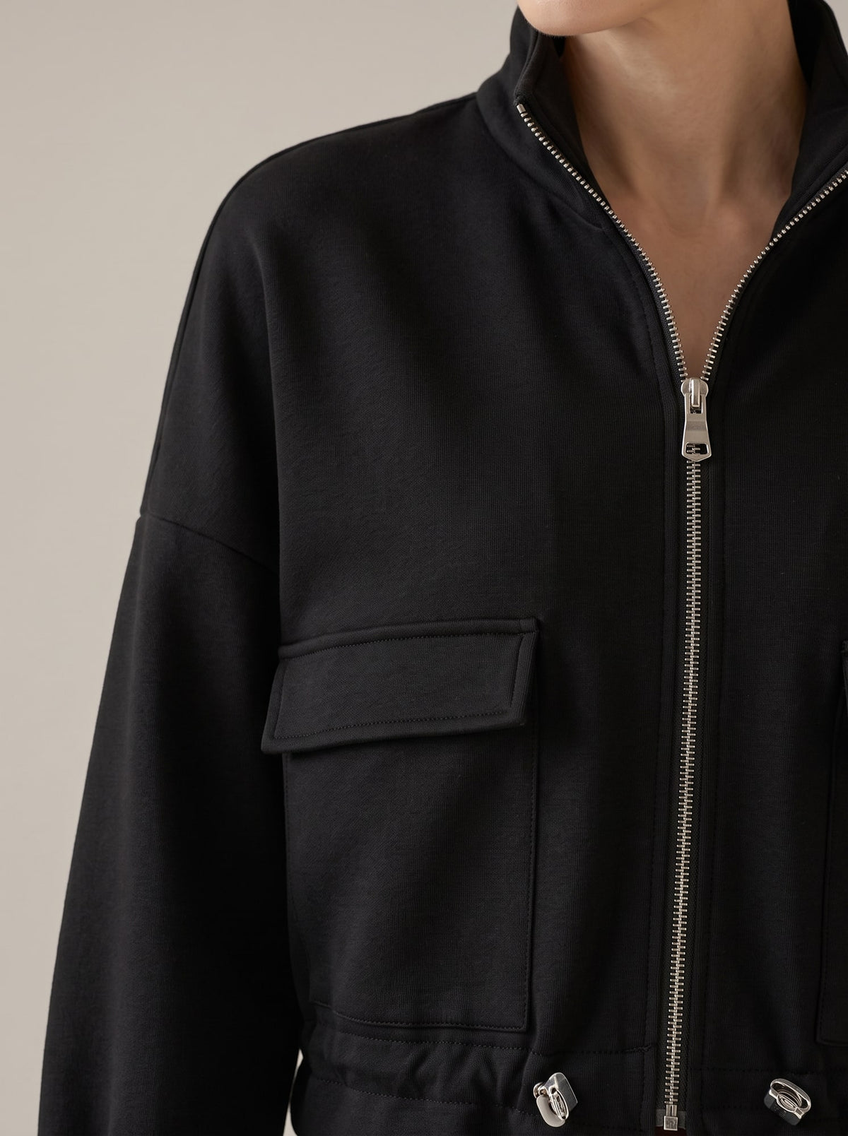 FELPA CROPPED CON TASCHE CARGO Nero - dettaglio - IRONICA