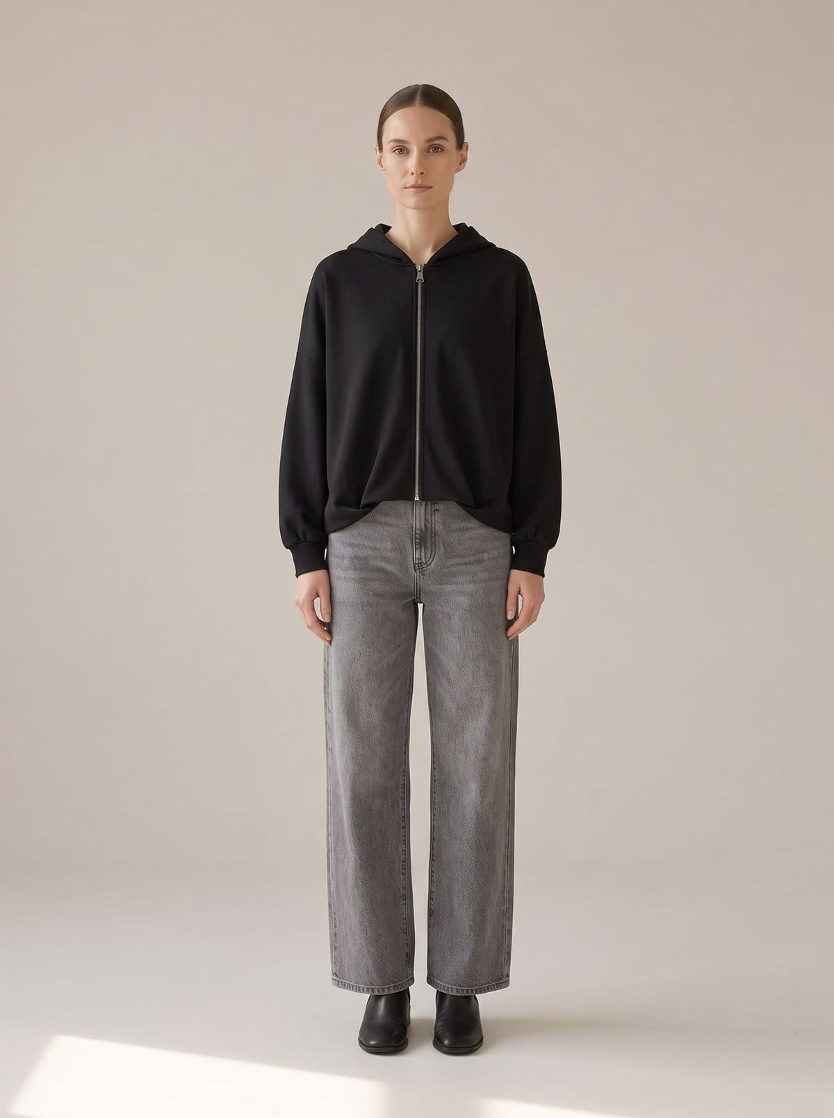 FELPA OVERSIZE CON CAPPUCCIO Nero - indossato - IRONICA