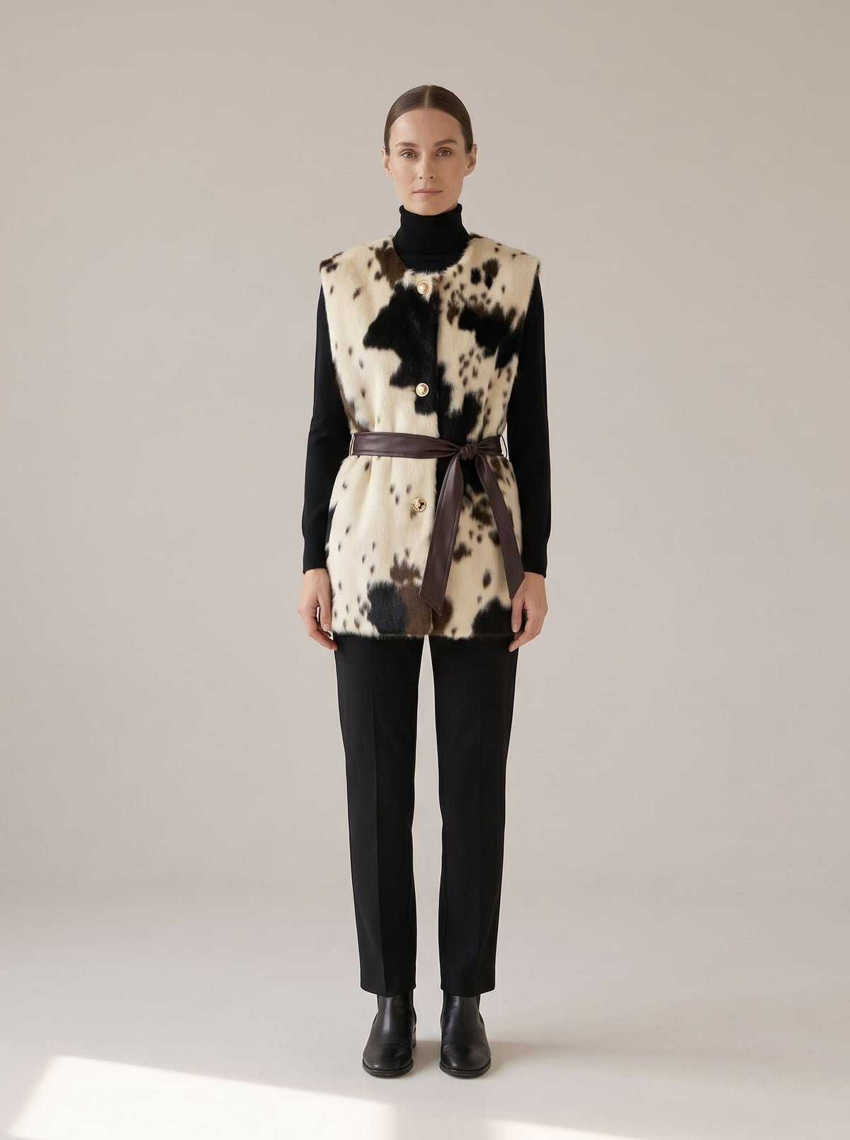GILET IN ECOPELLICCIA CON CINTURA Avorio - indossato - IRONICA