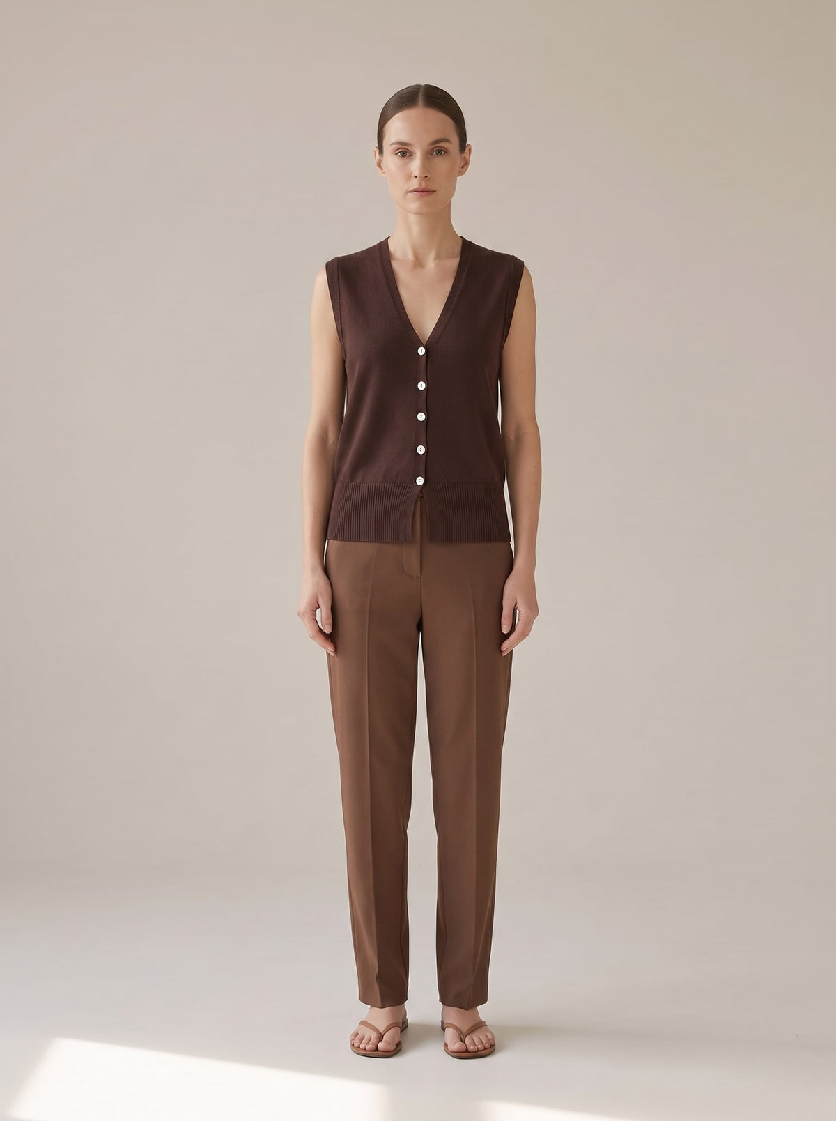 GILET IN MAGLIA CON BOTTONI Cacao - indossato - IRONICA