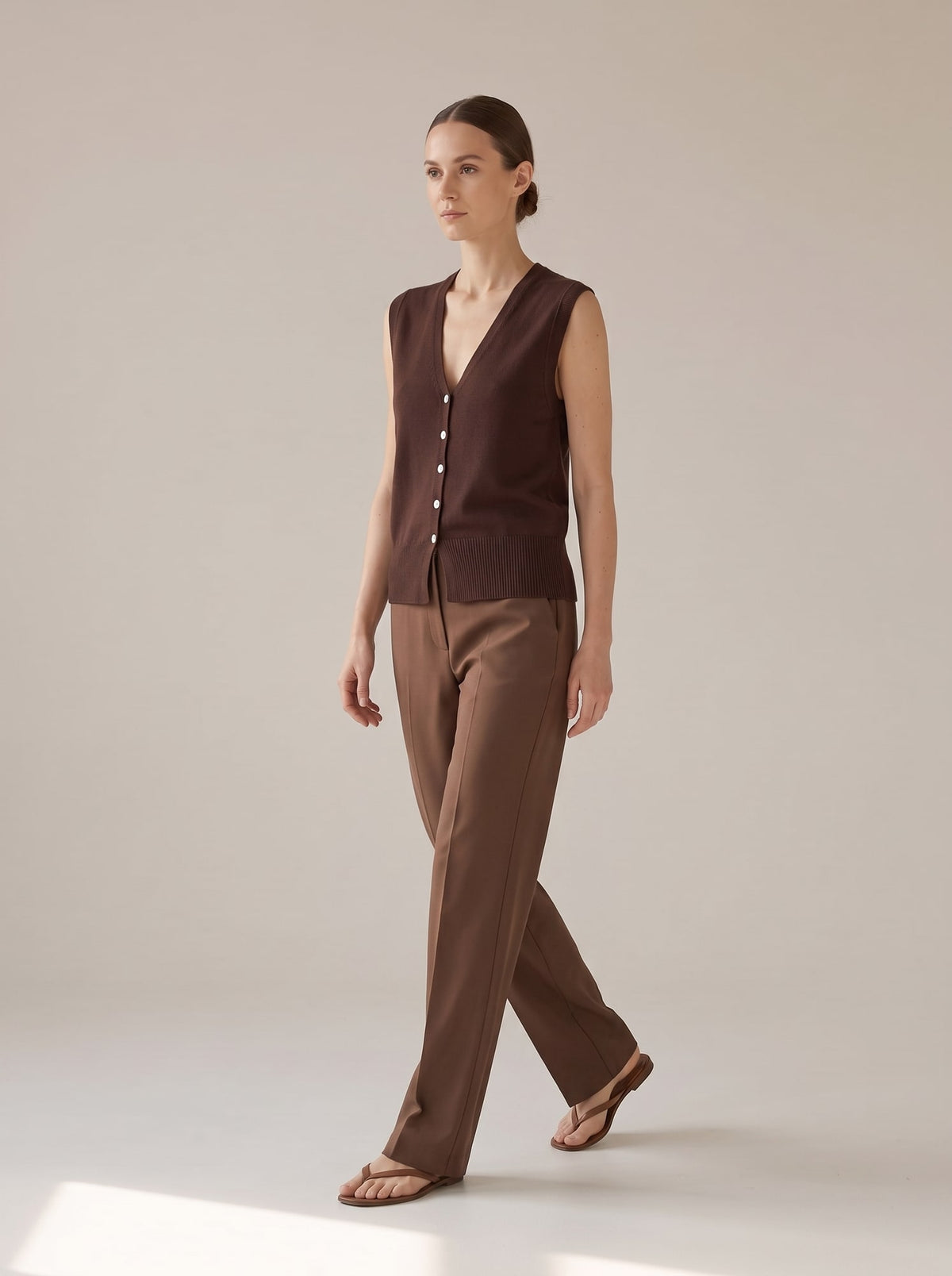 GILET IN MAGLIA CON BOTTONI Cacao - in movimento - IRONICA