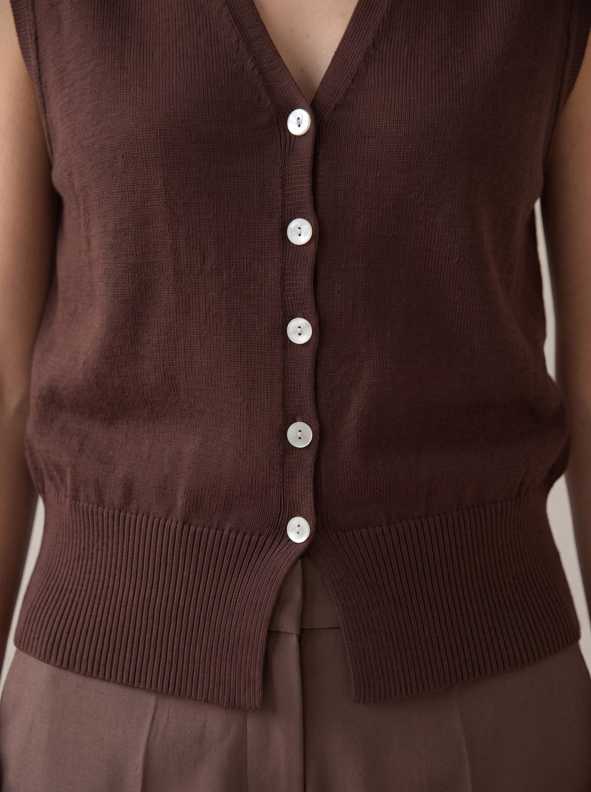 GILET IN MAGLIA CON BOTTONI Cacao - dettaglio - IRONICA