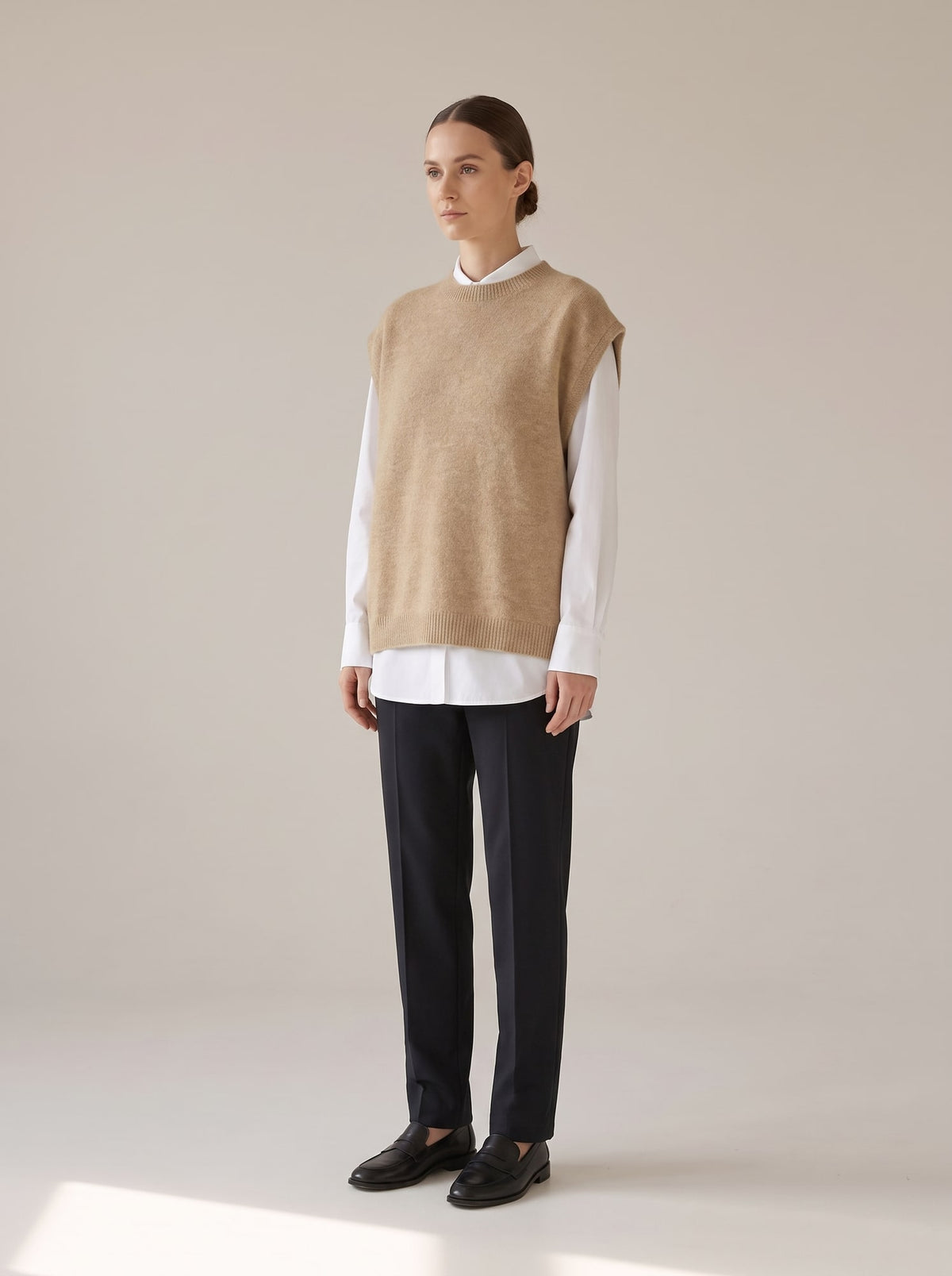 GILET IN MAGLIA GIROCOLLO Beige - indossato - IRONICA