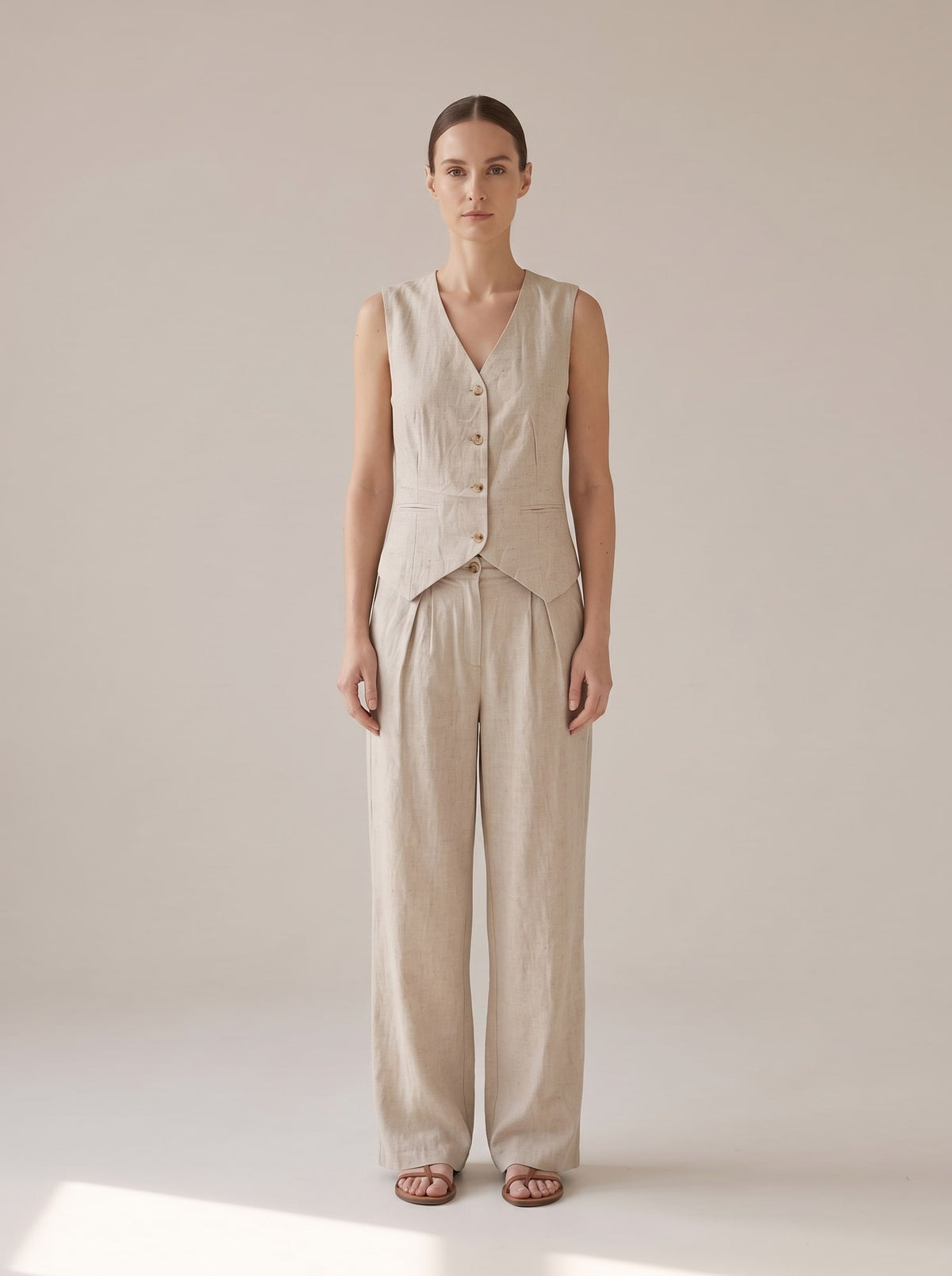 GILET SARTORIALE CON SCOLLO A V Beige - indossato - IRONICA