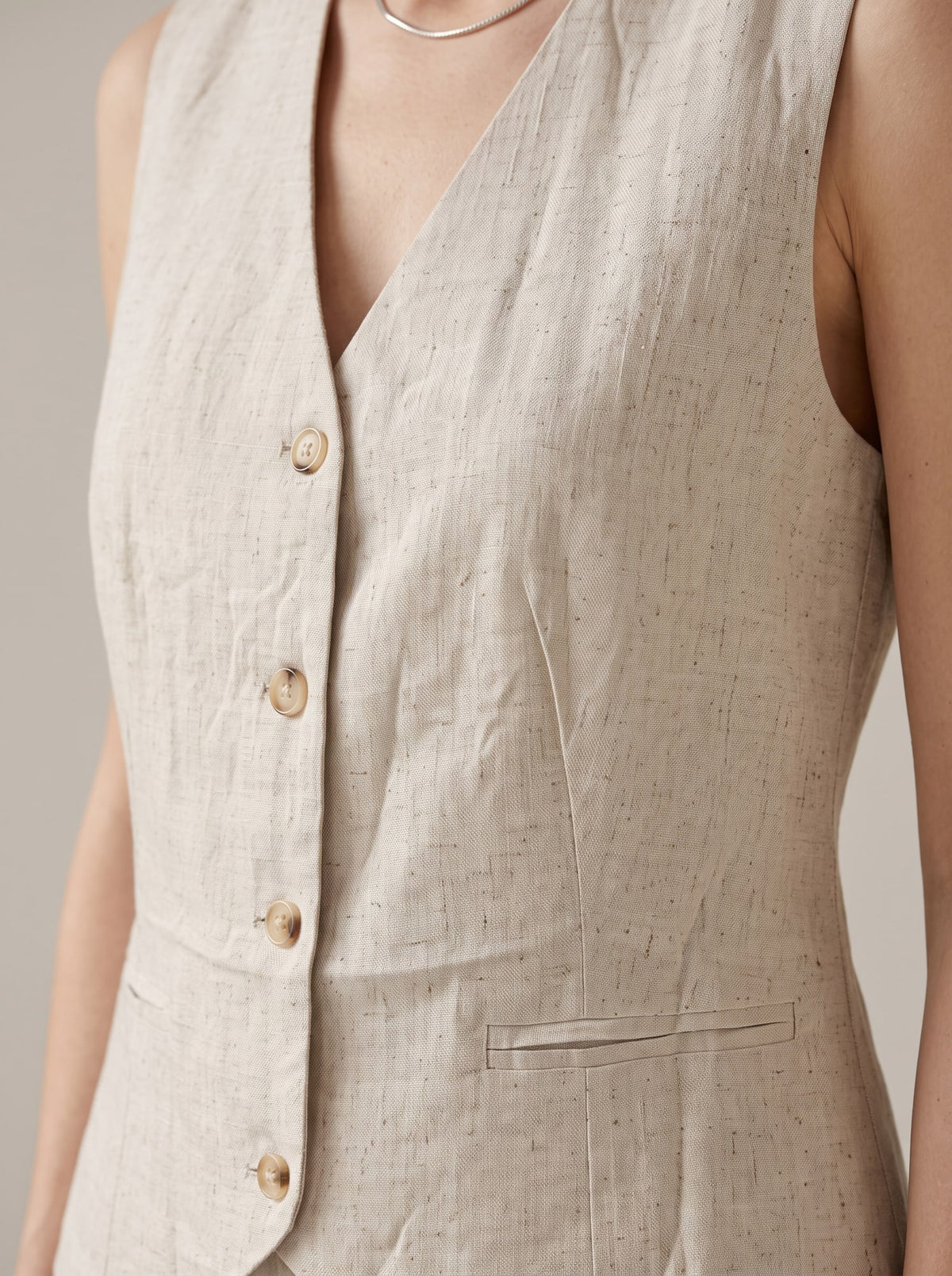 GILET SARTORIALE CON SCOLLO A V Beige - dettaglio - IRONICA