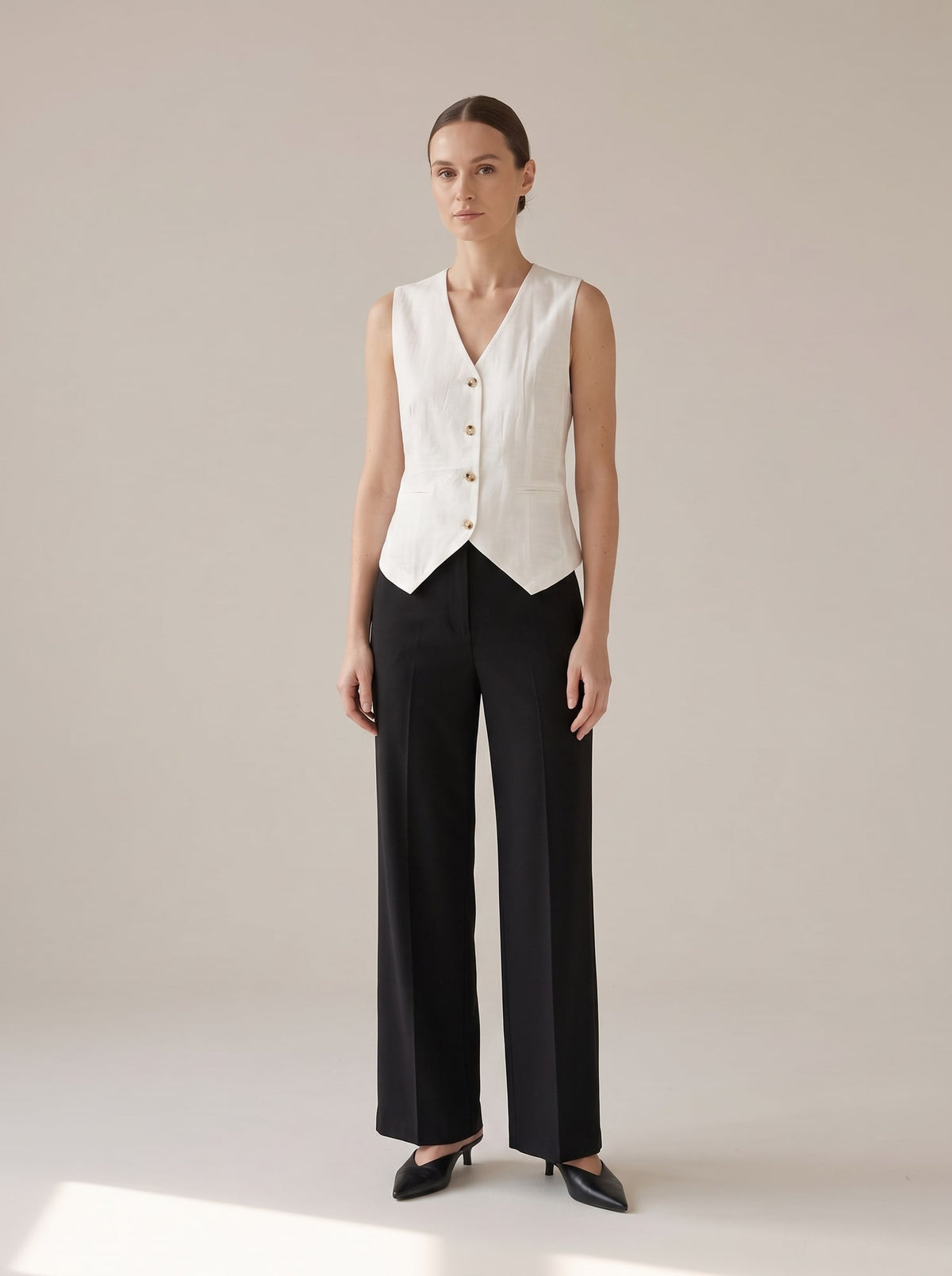 GILET SARTORIALE CON SCOLLO A V Bianco - indossato - IRONICA