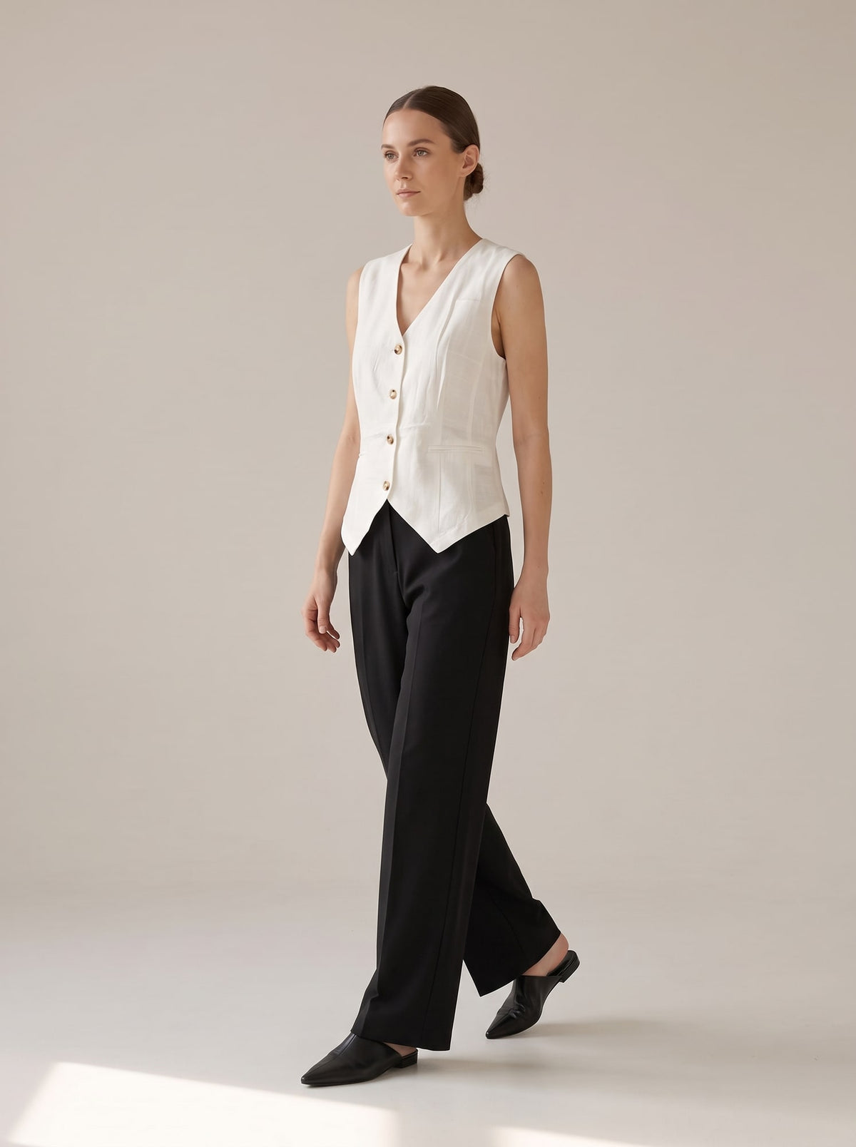 GILET SARTORIALE CON SCOLLO A V Bianco - in movimento - IRONICA