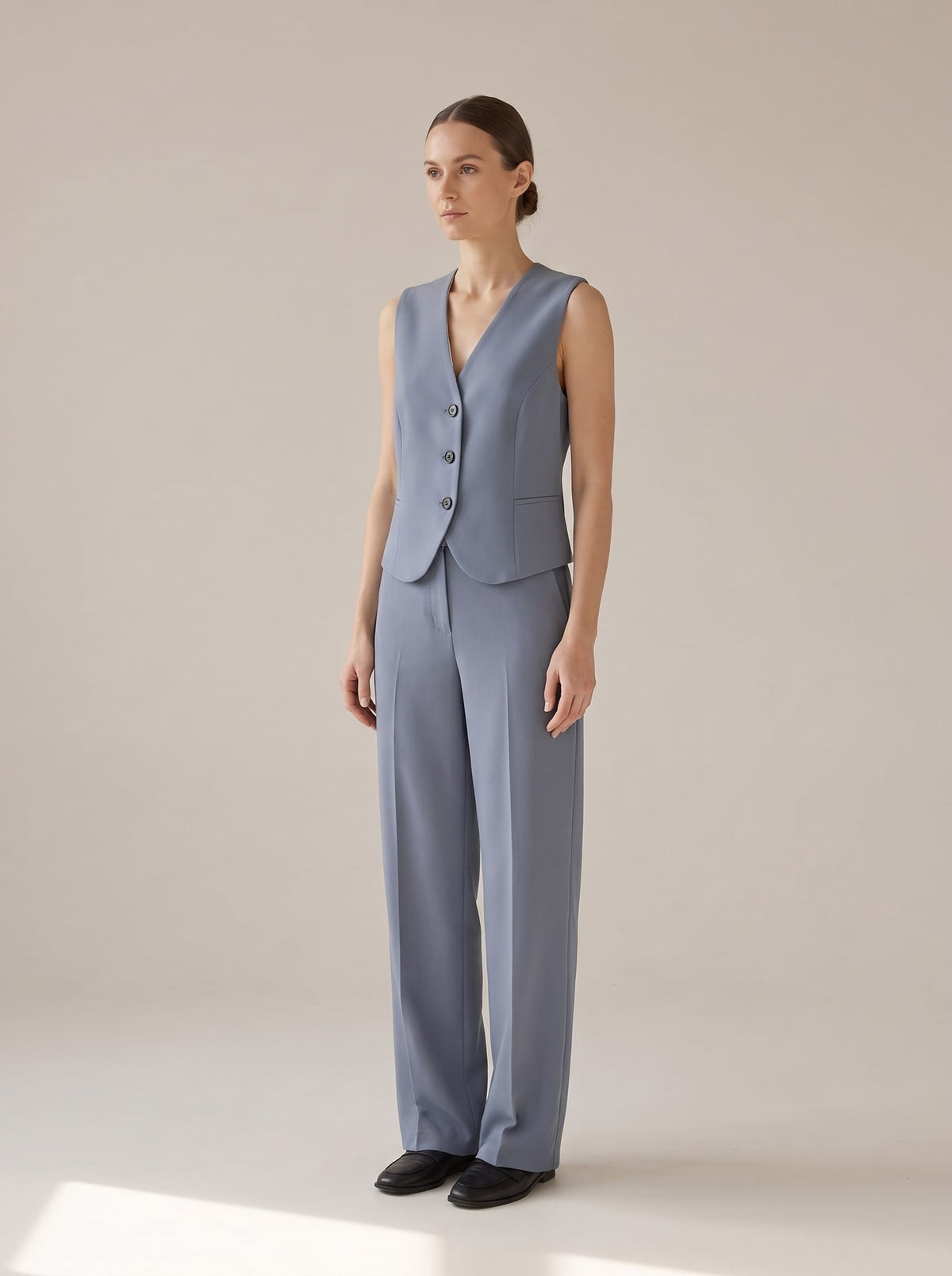 GILET SARTORIALE CON SCOLLO A V Blu - indossato - IRONICA
