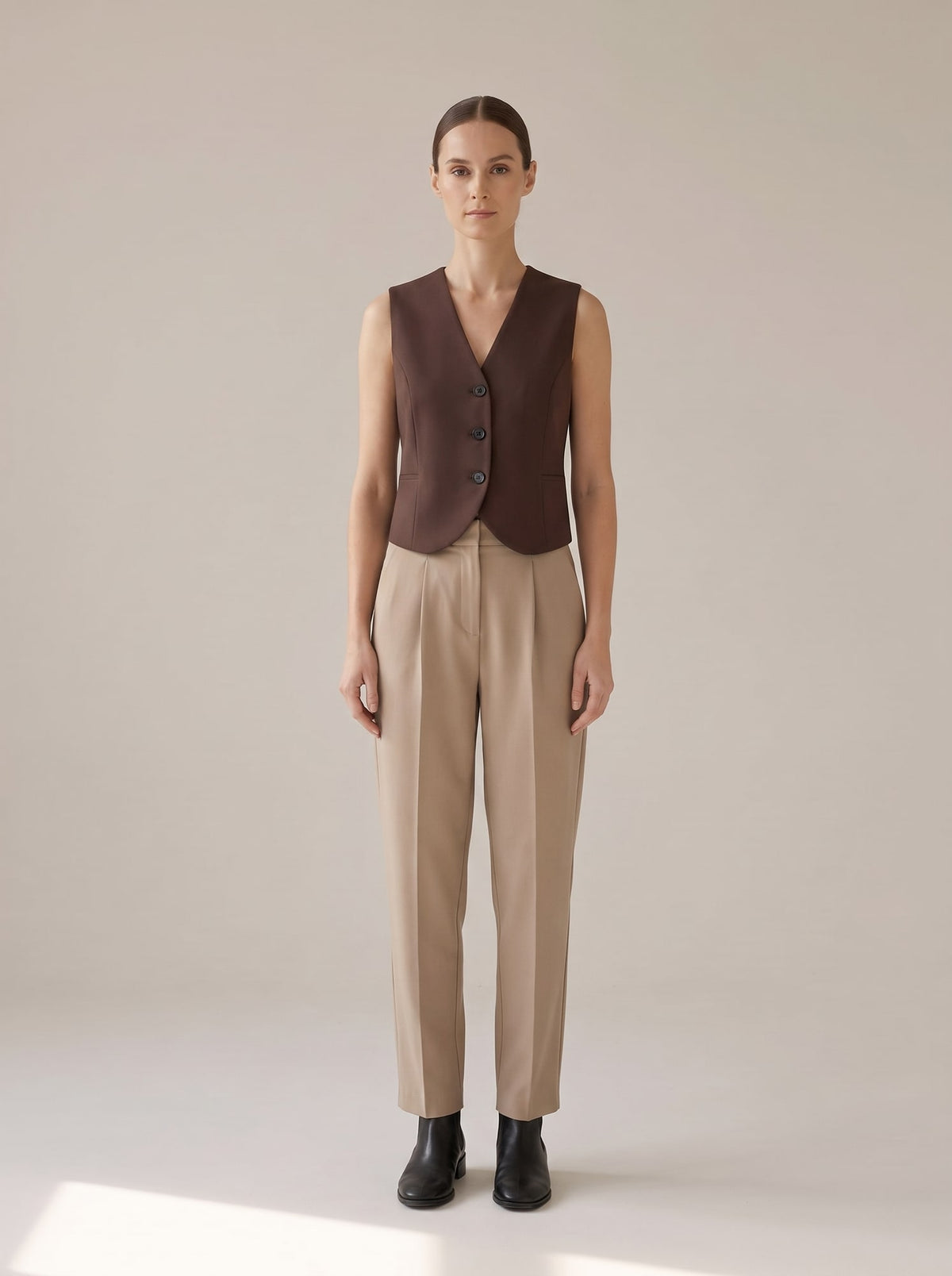 GILET SARTORIALE CON SCOLLO A V Moro - indossato - IRONICA