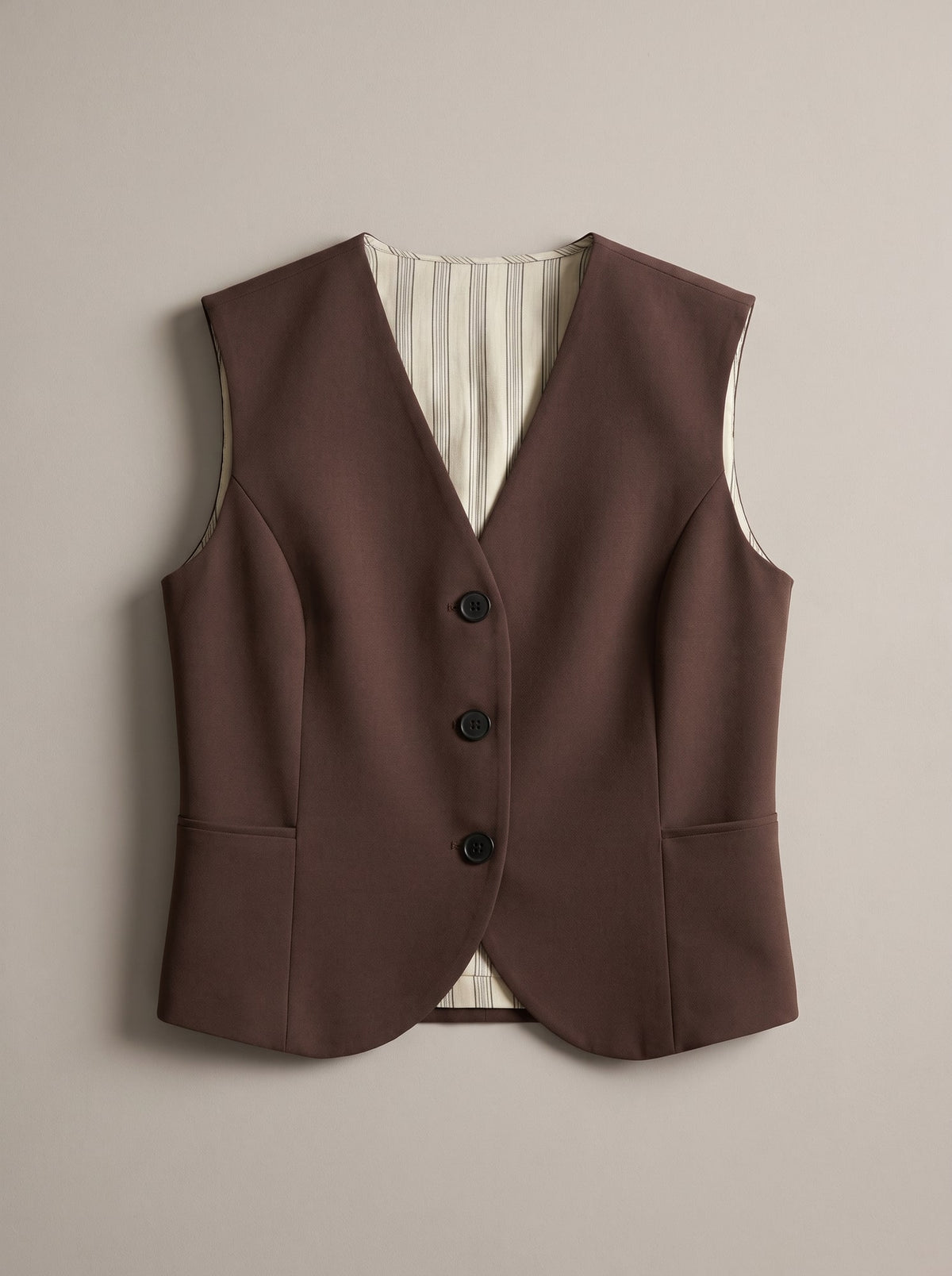 GILET SARTORIALE CON SCOLLO A V Moro - still life - IRONICA