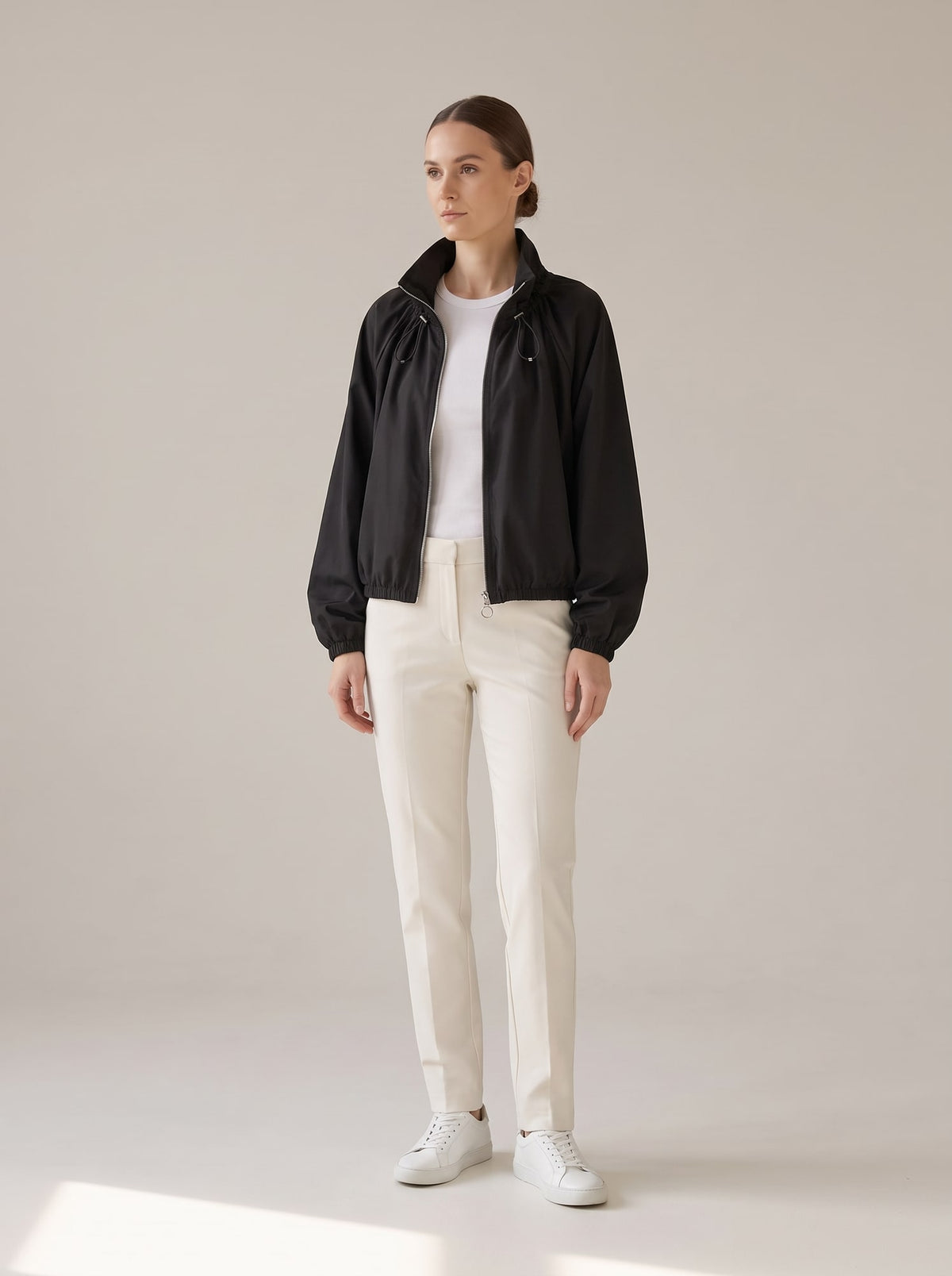 GIUBBOTTO CON ZIP E COULISSE Nero - indossato - IRONICA