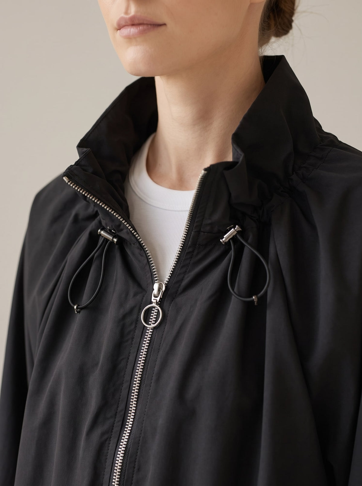 GIUBBOTTO CON ZIP E COULISSE Nero - dettaglio - IRONICA