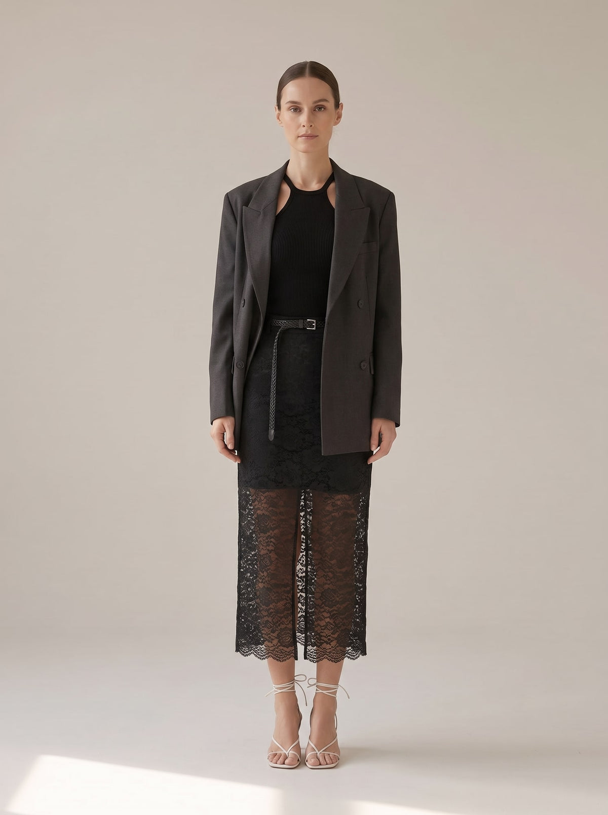 GONNA MIDI IN PIZZO CON CINTURA Nero - indossato - IRONICA