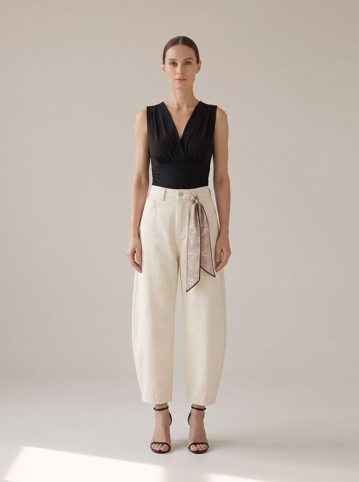 JEANS BAGGY CON FOULARD Avorio - indossato - IRONICA