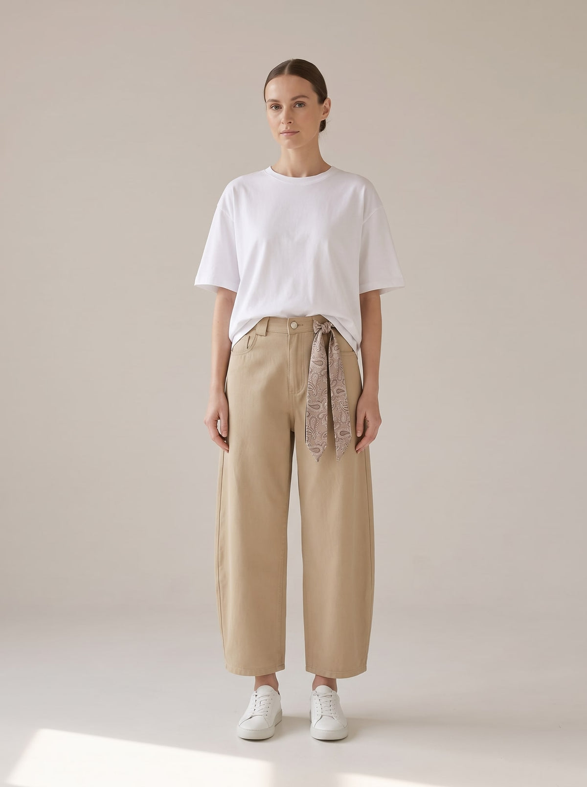 JEANS BAGGY CON FOULARD Beige - indossato - IRONICA