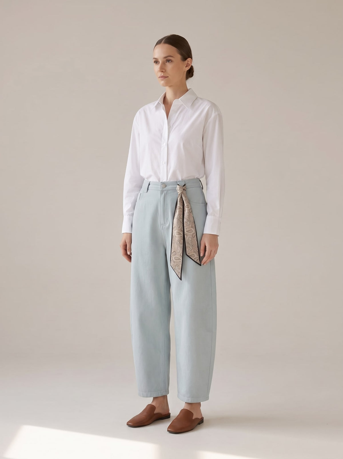 JEANS BAGGY CON FOULARD Celeste - indossato - IRONICA