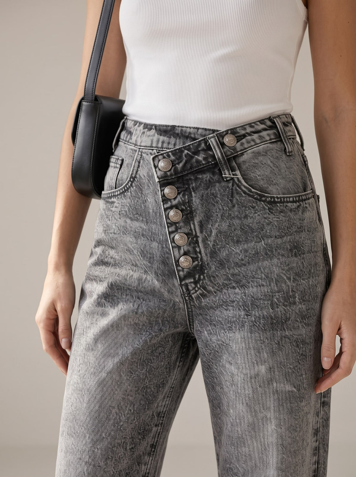JEANS DRITTI CON VITA ASIMMETRICA Grigio - dettaglio - IRONICA