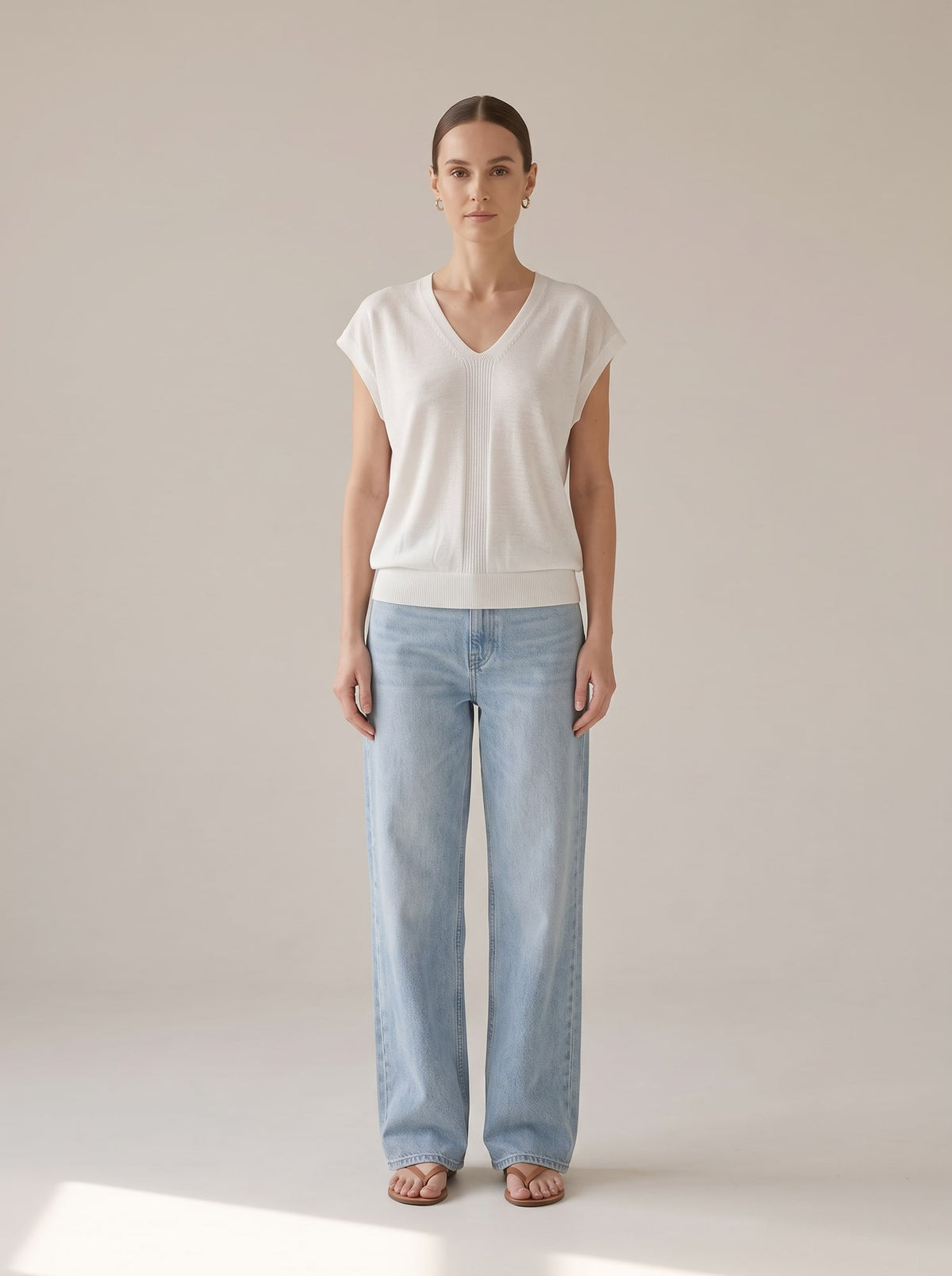 MAGLIA A COSTINE CON SCOLLO A V Bianco - indossato - IRONICA