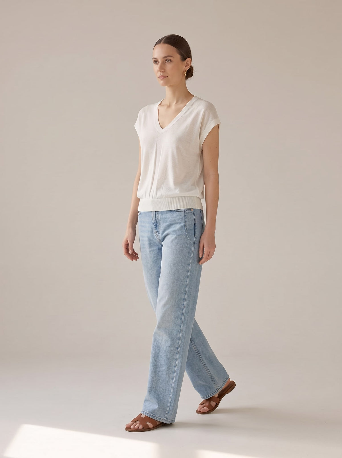 MAGLIA A COSTINE CON SCOLLO A V Bianco - in movimento - IRONICA