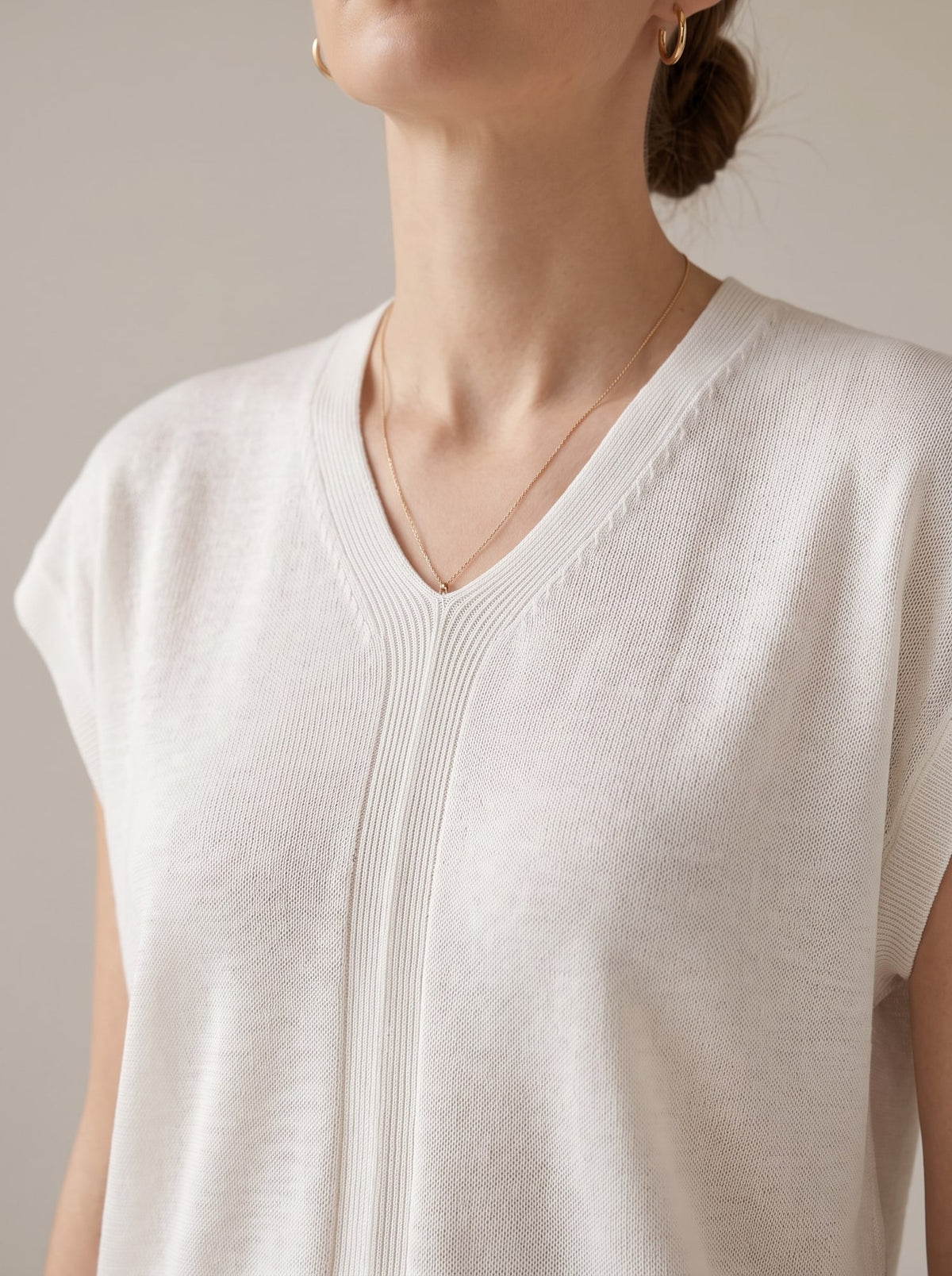 MAGLIA A COSTINE CON SCOLLO A V Bianco - dettaglio - IRONICA
