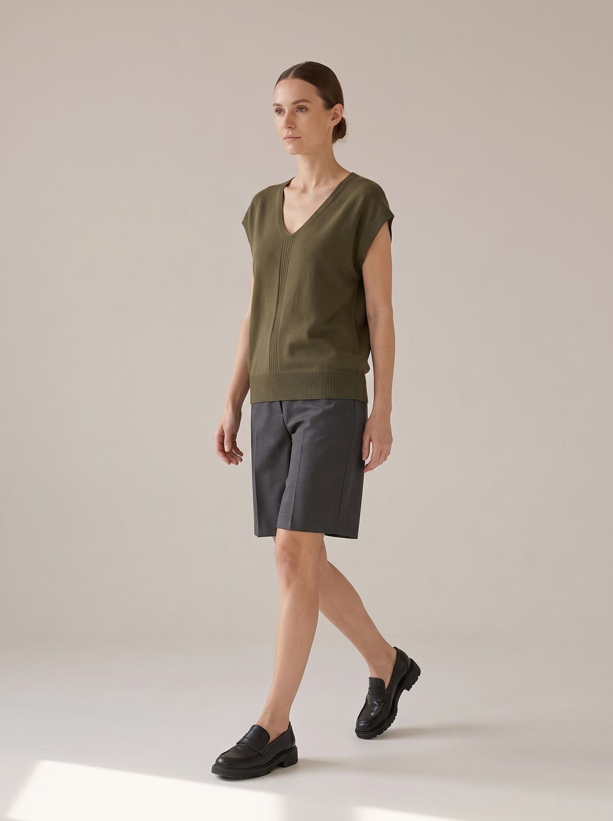 MAGLIA A COSTINE CON SCOLLO A V Fango - in movimento - IRONICA