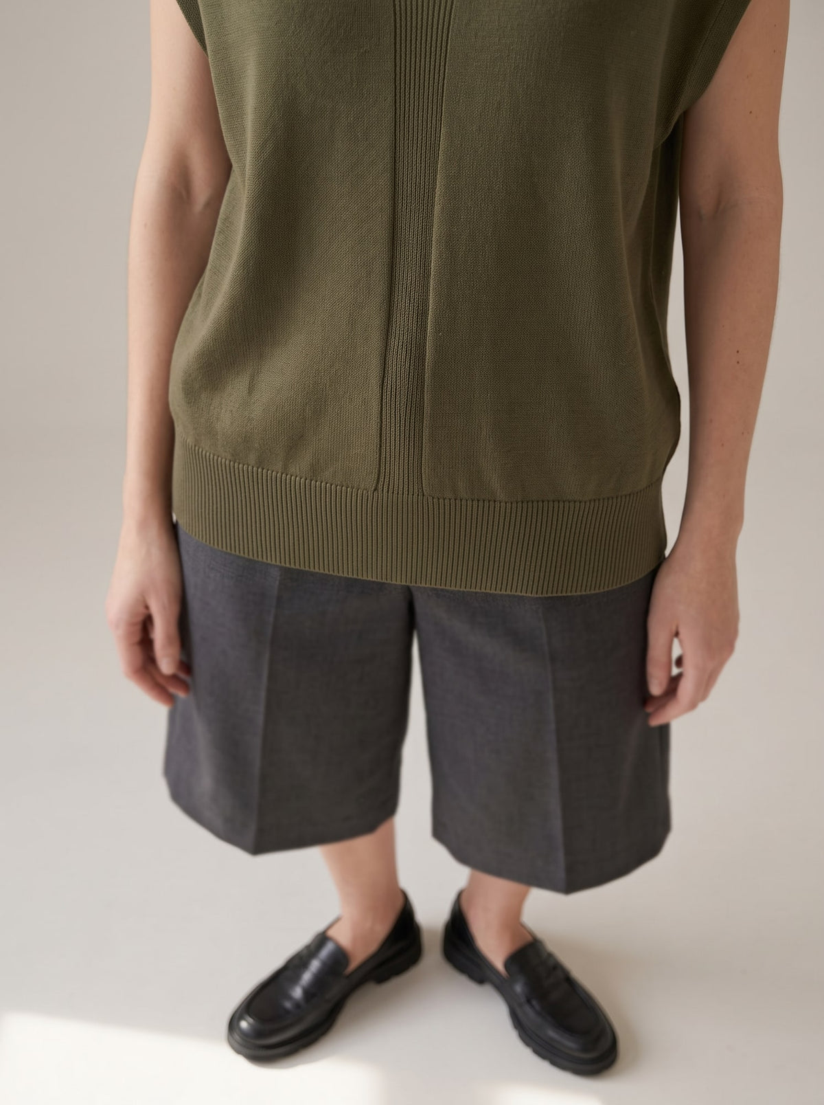 MAGLIA A COSTINE CON SCOLLO A V Fango - dettaglio - IRONICA