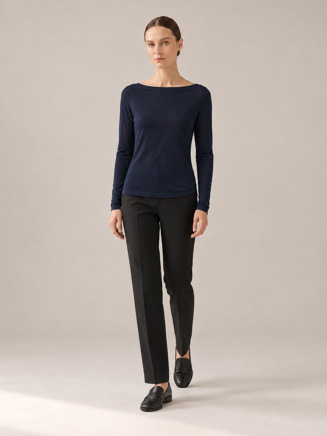 MAGLIA MISTO CASHMERE Blu scuro - movimento - IRONICA