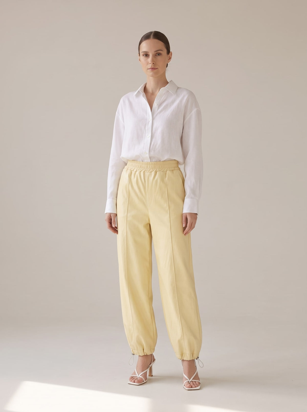 PANTALONE EFFETTO PELLE CON COULISSE Giallo - indossato - IRONICA