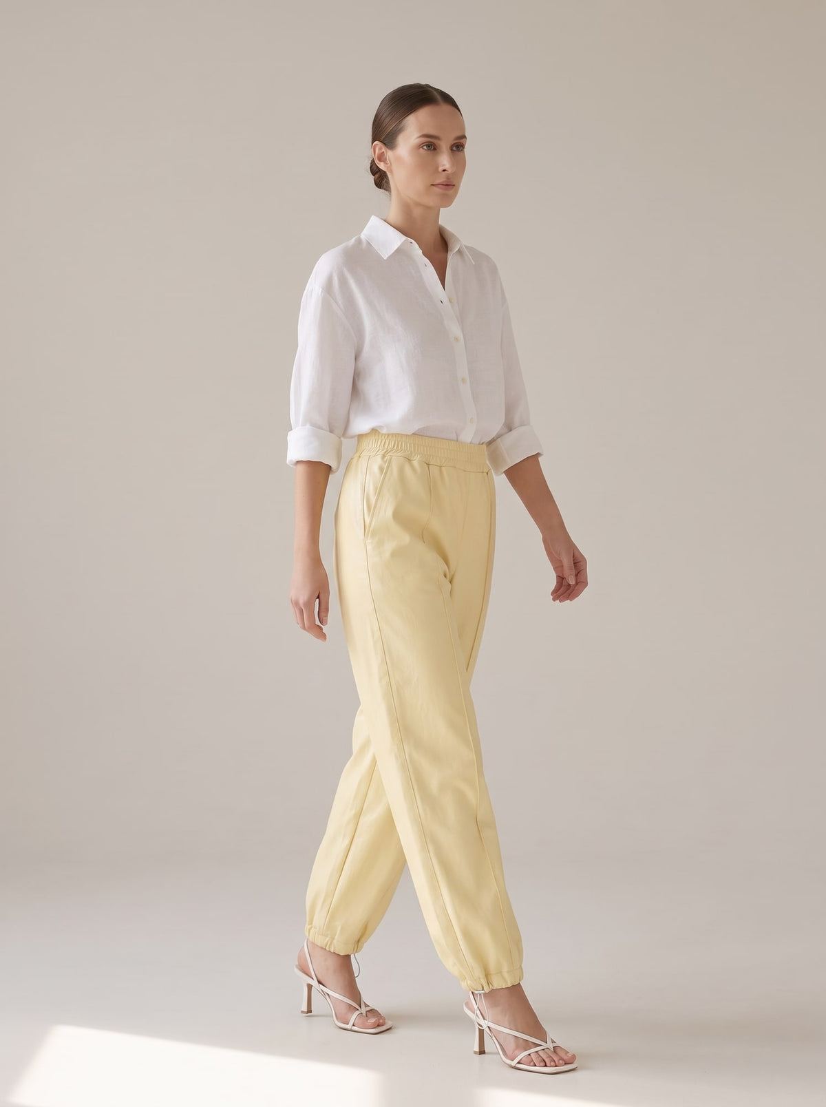 PANTALONE EFFETTO PELLE CON COULISSE Giallo - in movimento - IRONICA