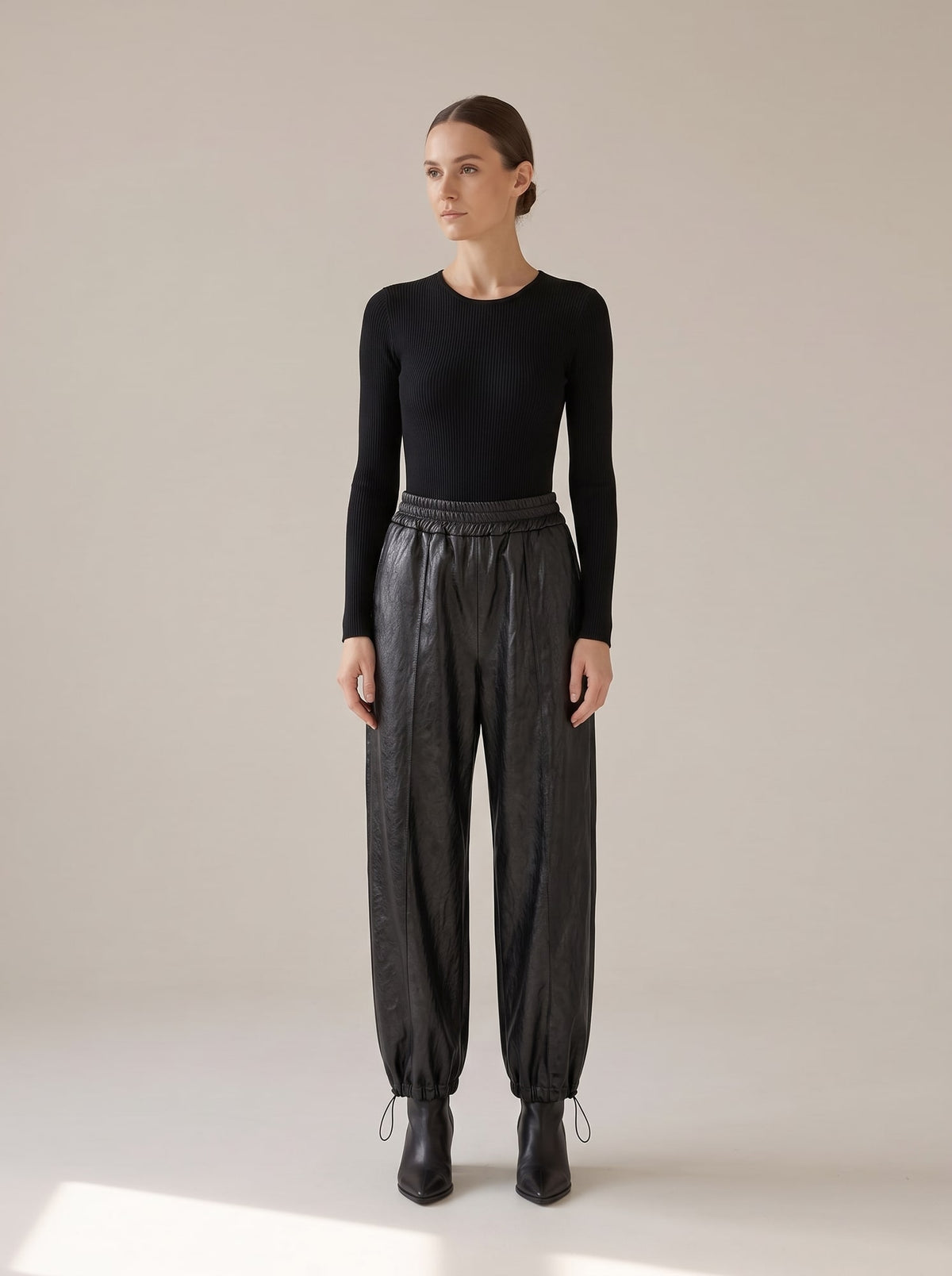 PANTALONE EFFETTO PELLE CON COULISSE Nero - indossato - IRONICA