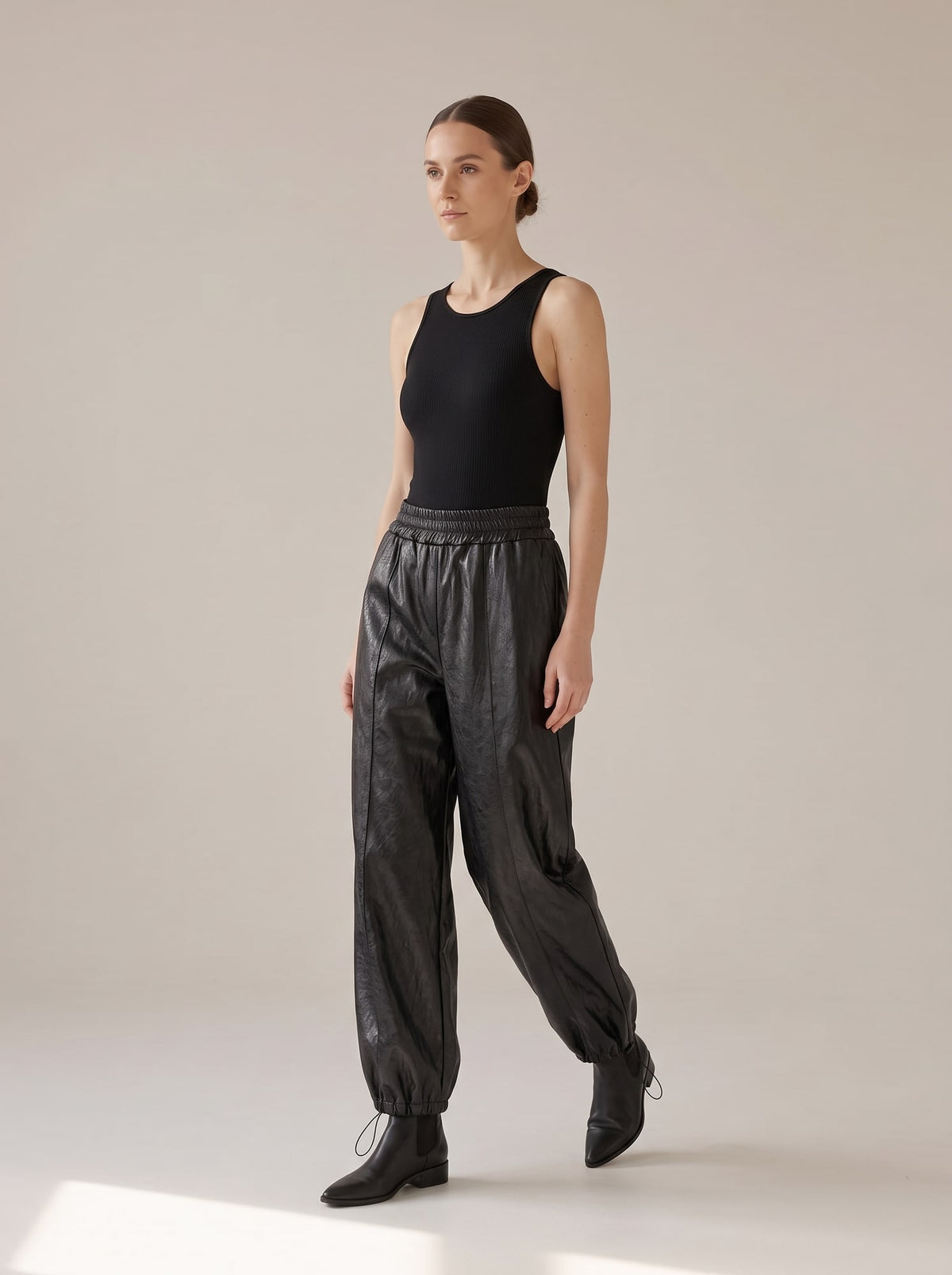 PANTALONE EFFETTO PELLE CON COULISSE Nero - in movimento - IRONICA