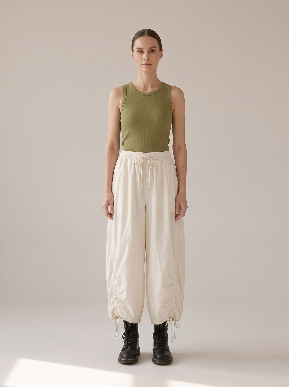 PANTALONI A PALLONCINO CON COULISSE Bianco - indossato - IRONICA