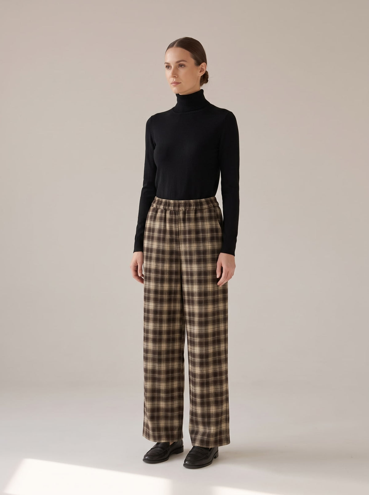 PANTALONI A QUADRI CON ELASTICO Moro - indossato - IRONICA