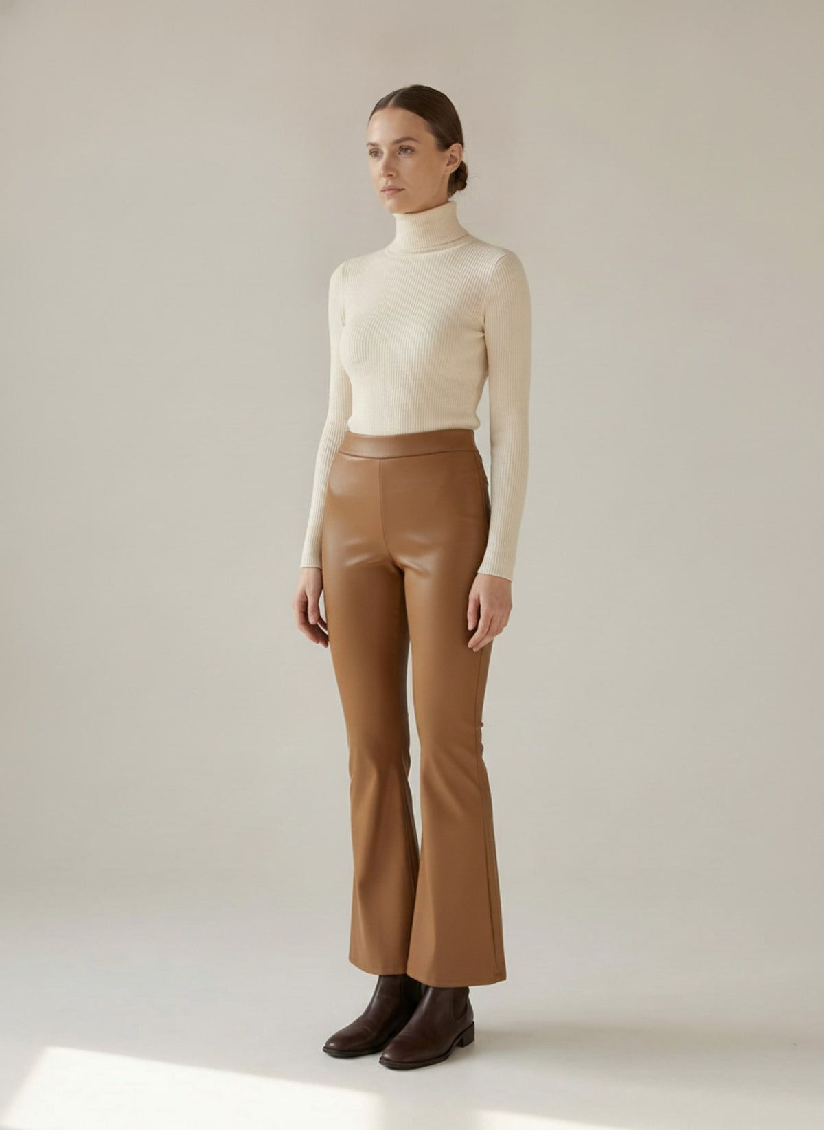 PANTALONI A ZAMPA EFFETTO PELLE Caramello - indossato - IRONICA