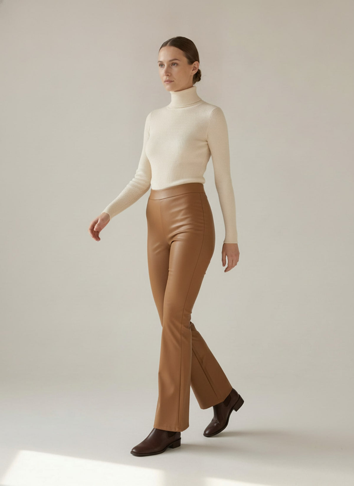 PANTALONI A ZAMPA EFFETTO PELLE Caramello - in movimento - IRONICA
