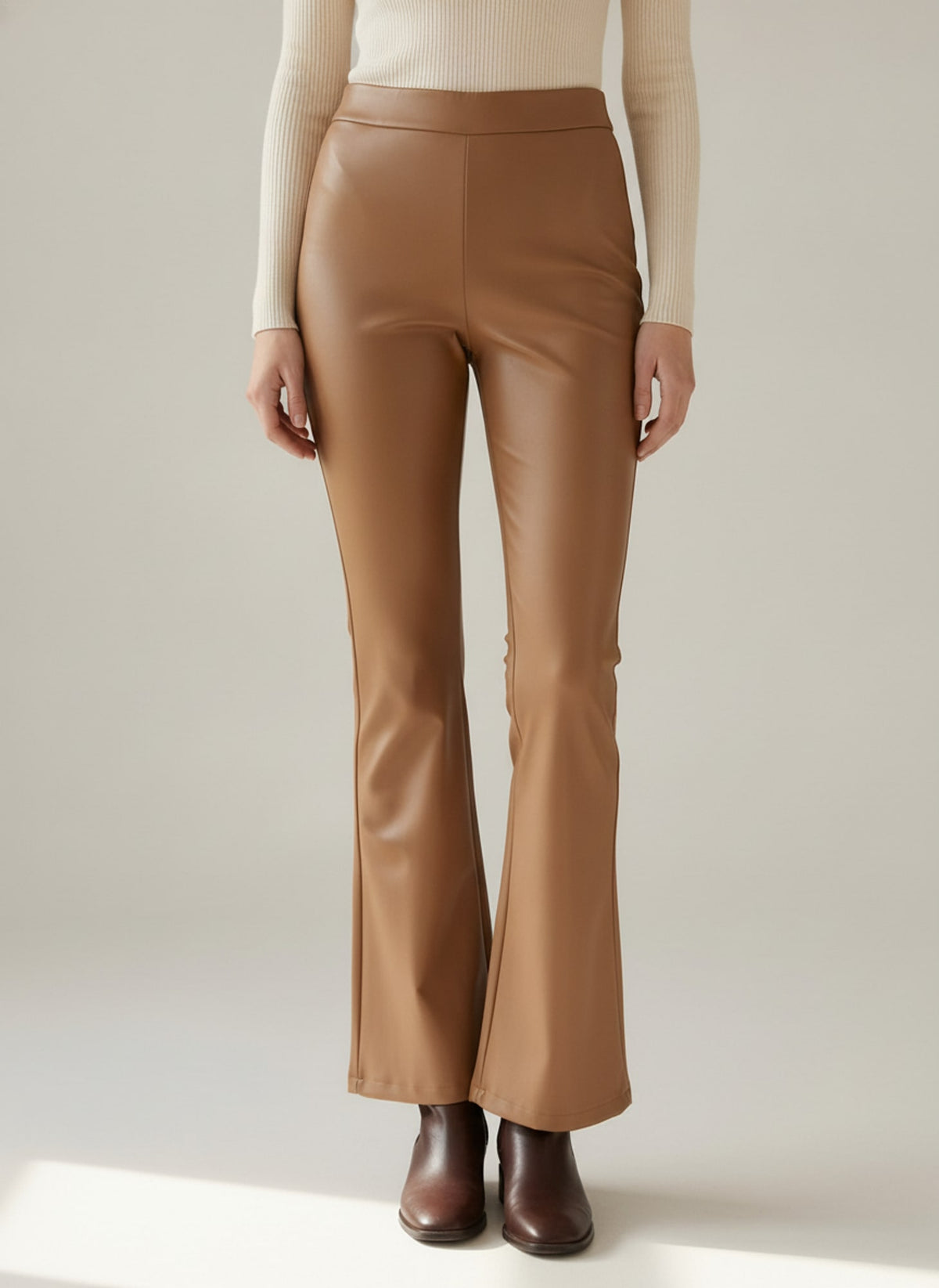 PANTALONI A ZAMPA EFFETTO PELLE Caramello - dettaglio - IRONICA